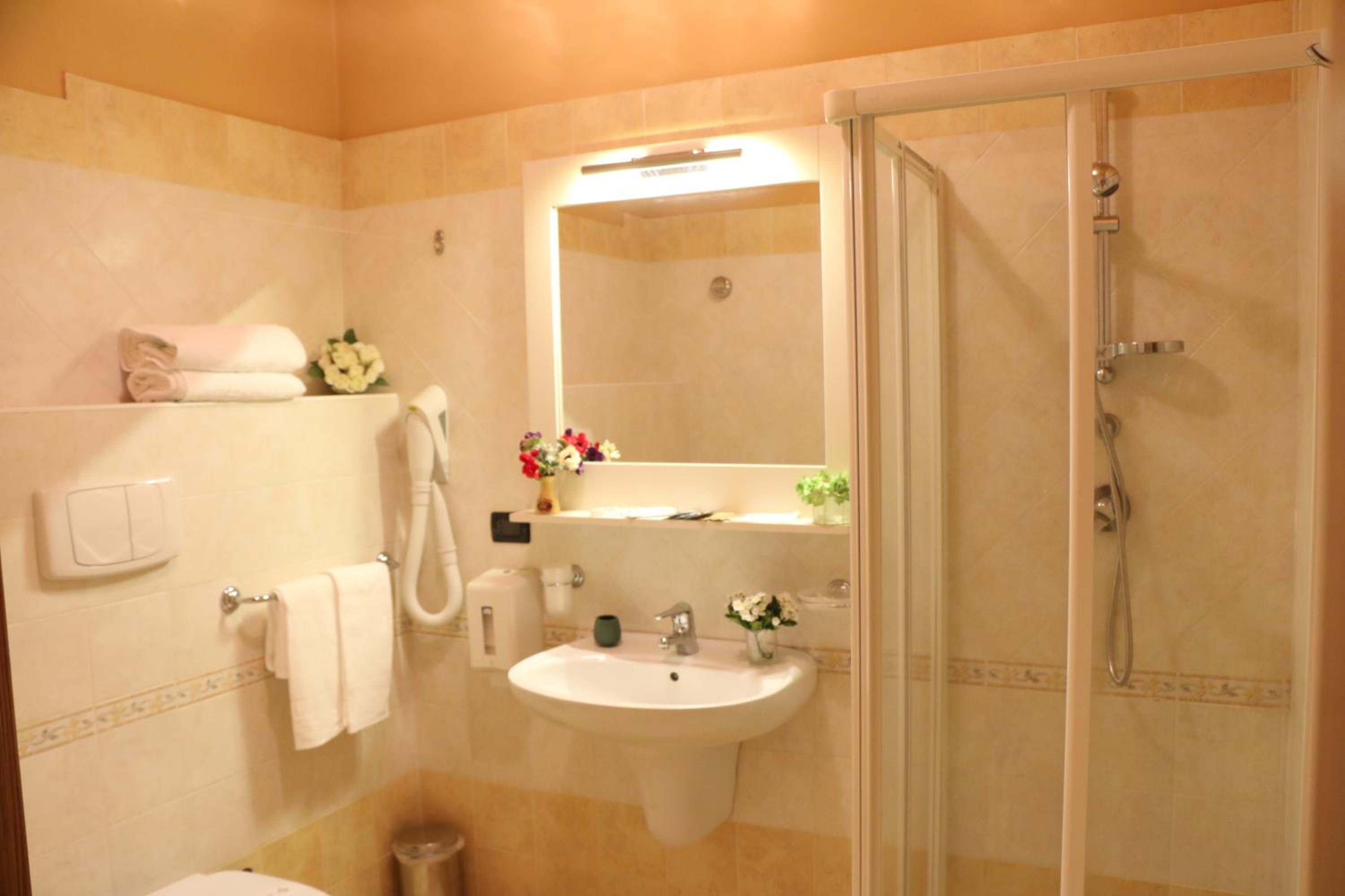 Double or Twin Room - Photo 6