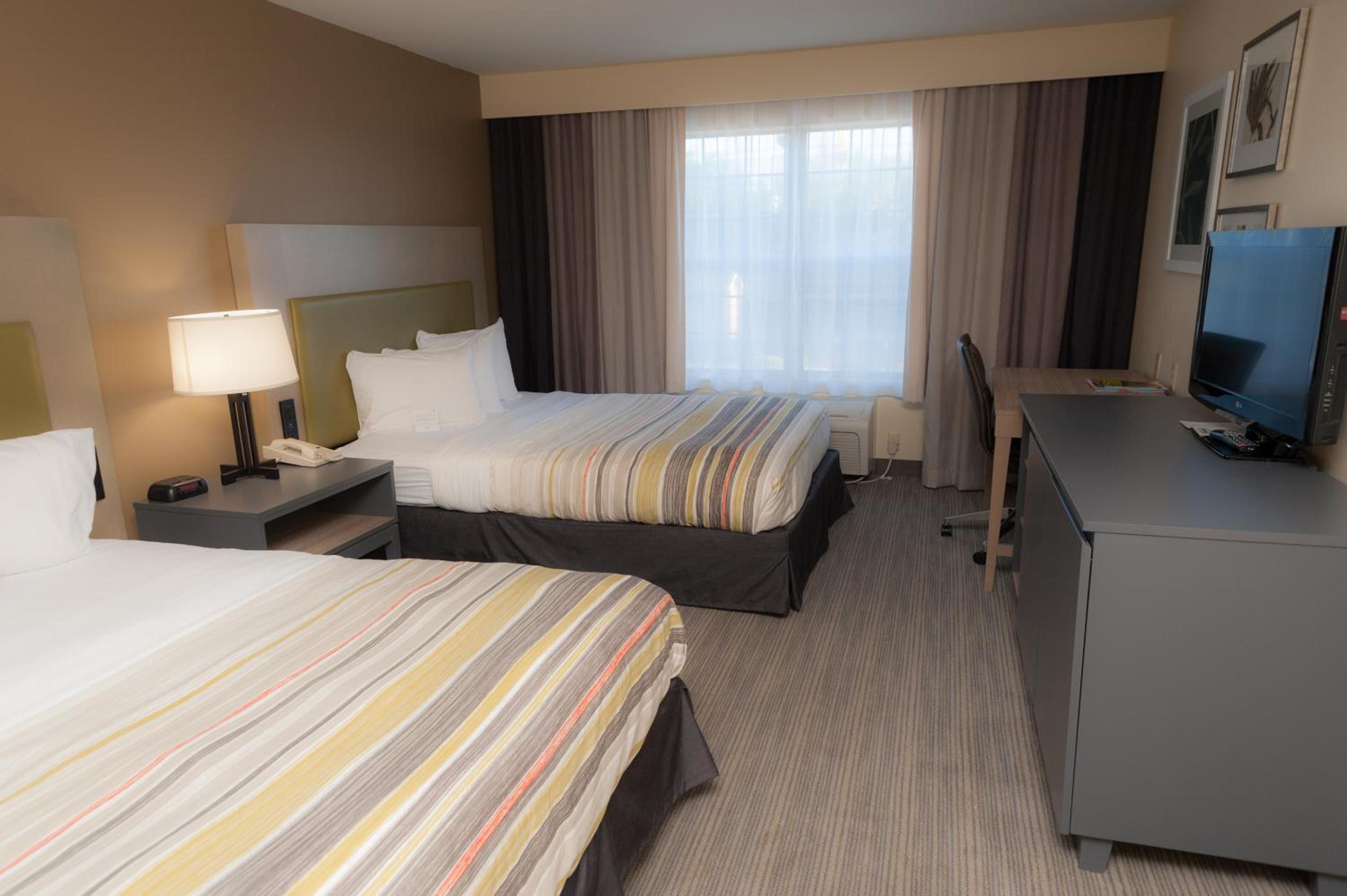 Queen Room with Two Queen Beds photo 3