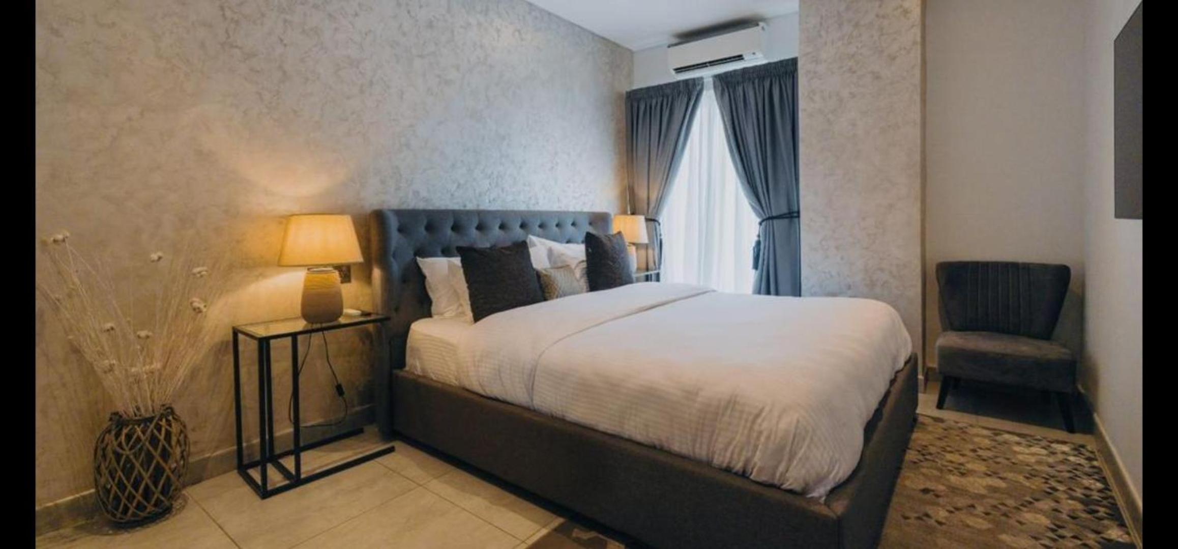 One-Bedroom Apartment with Balcony and City View photo 2