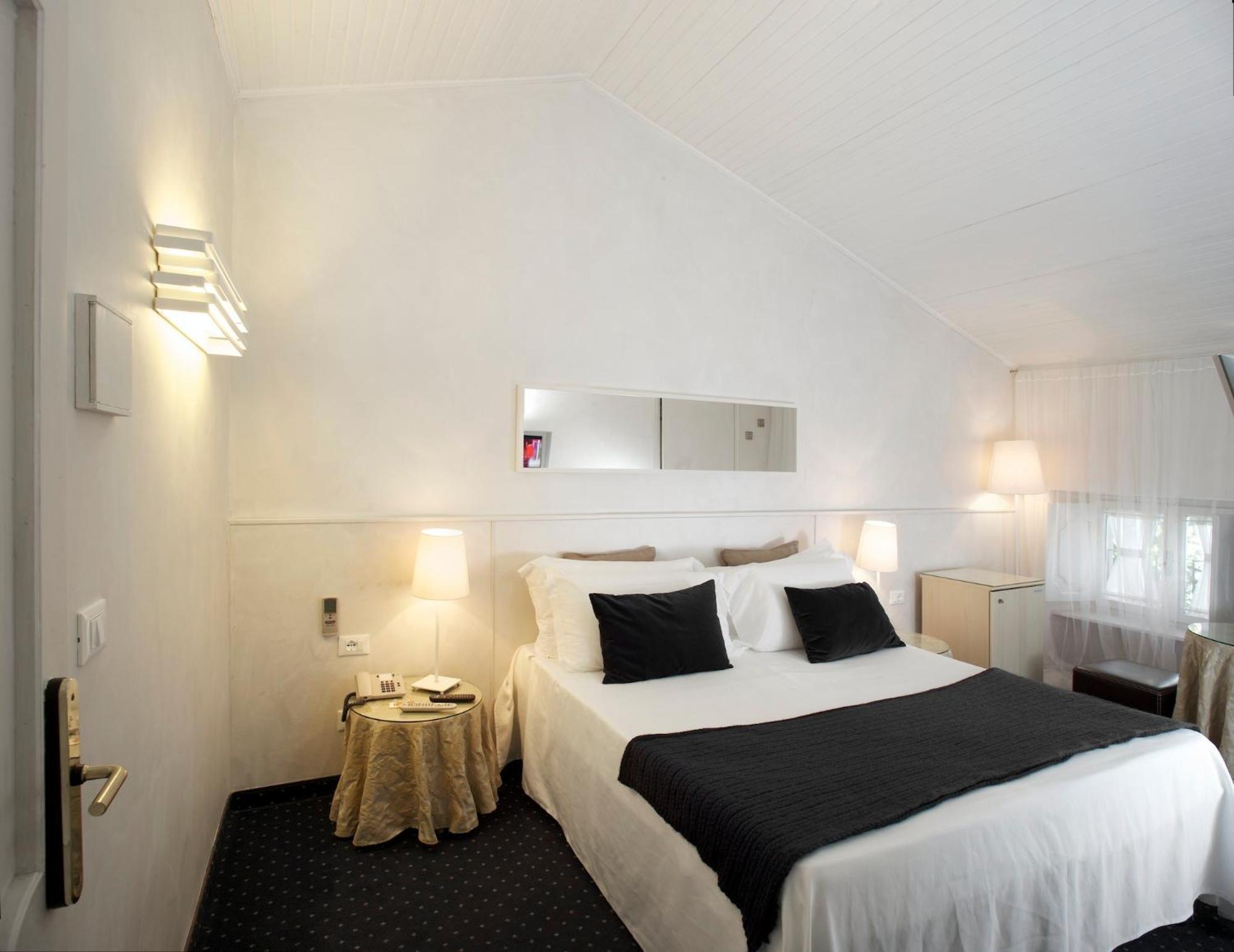 Standard Double Room - Photo 7