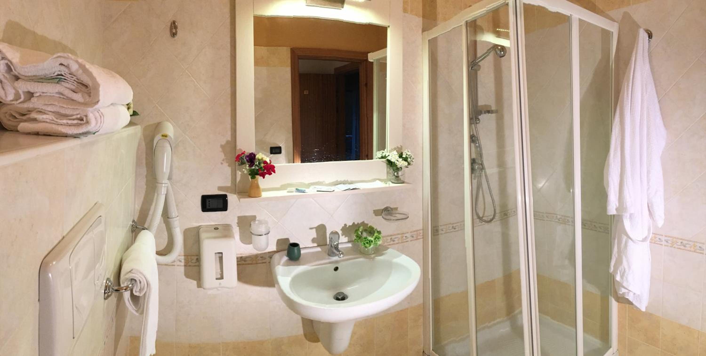 Double or Twin Room - Photo 8