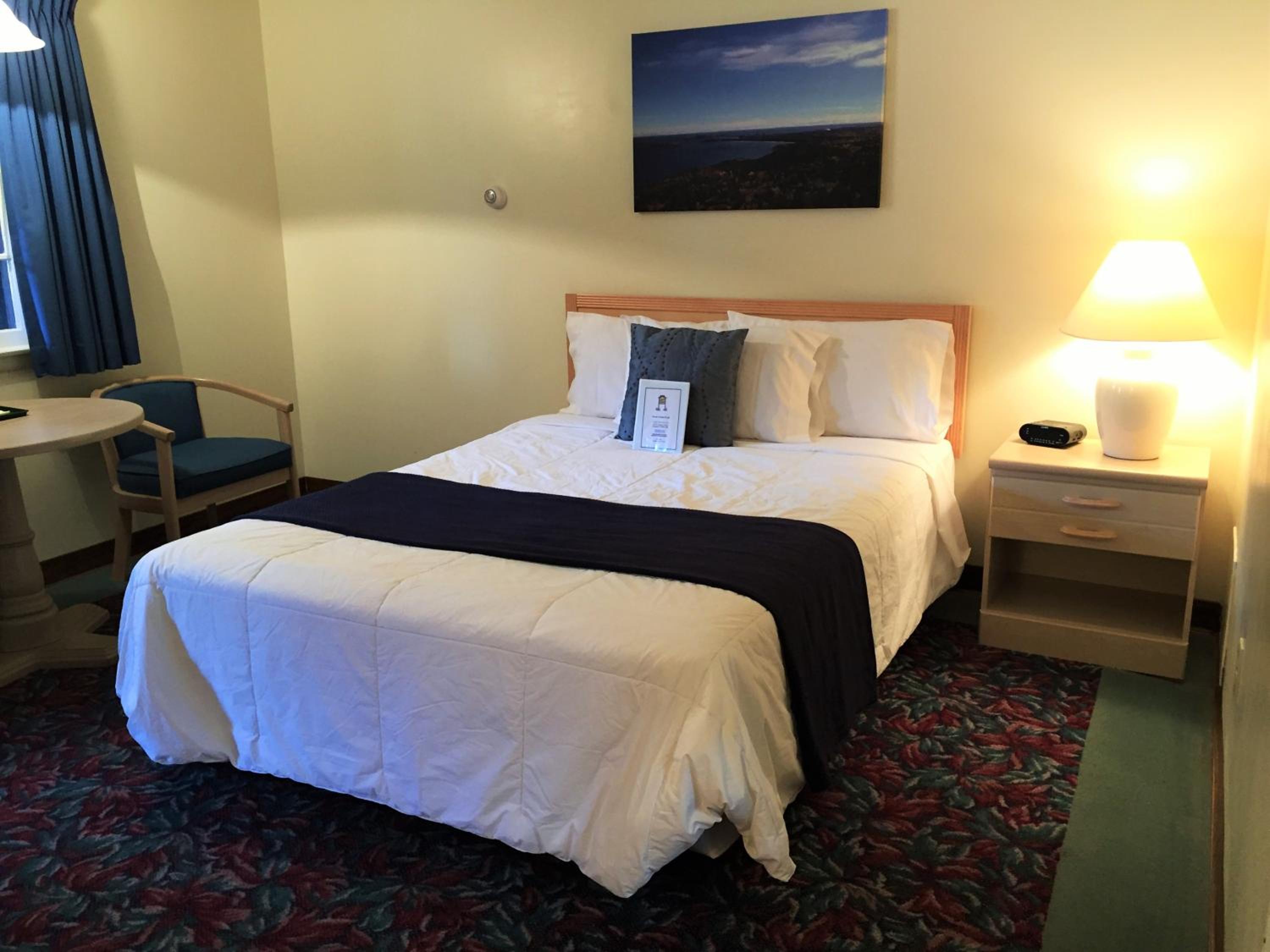Single Queen Room