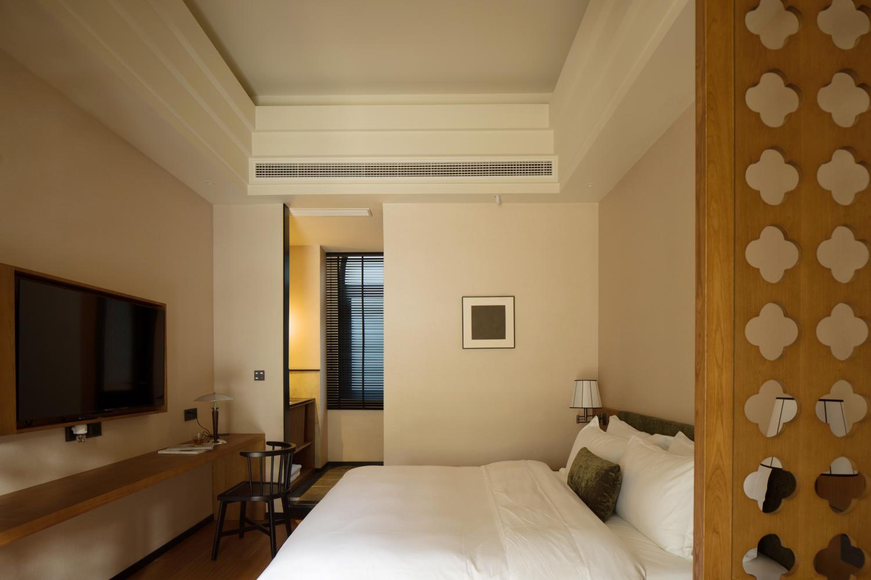 Standard King Room photo 3