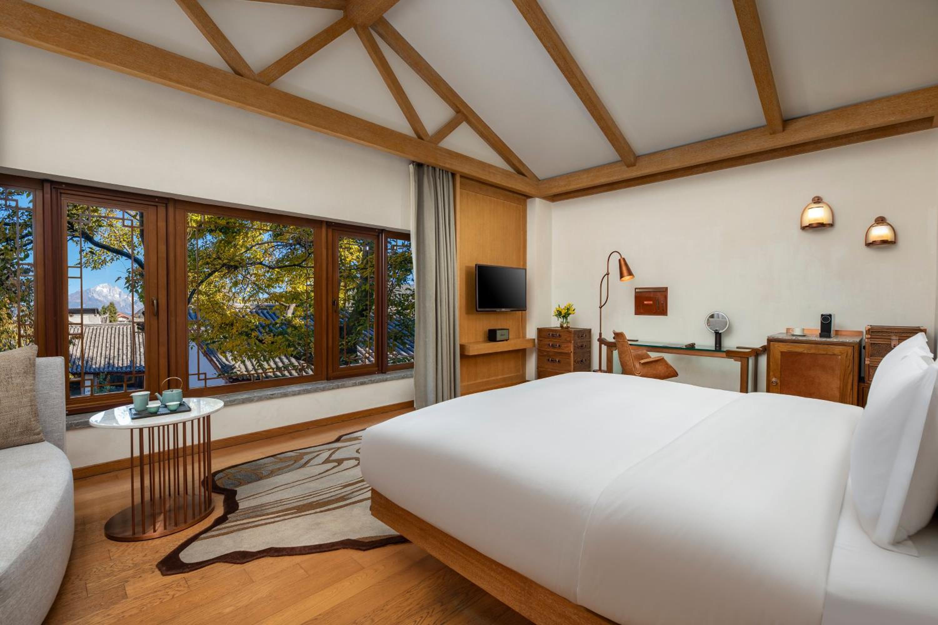 Standard King Room thumbnail 6