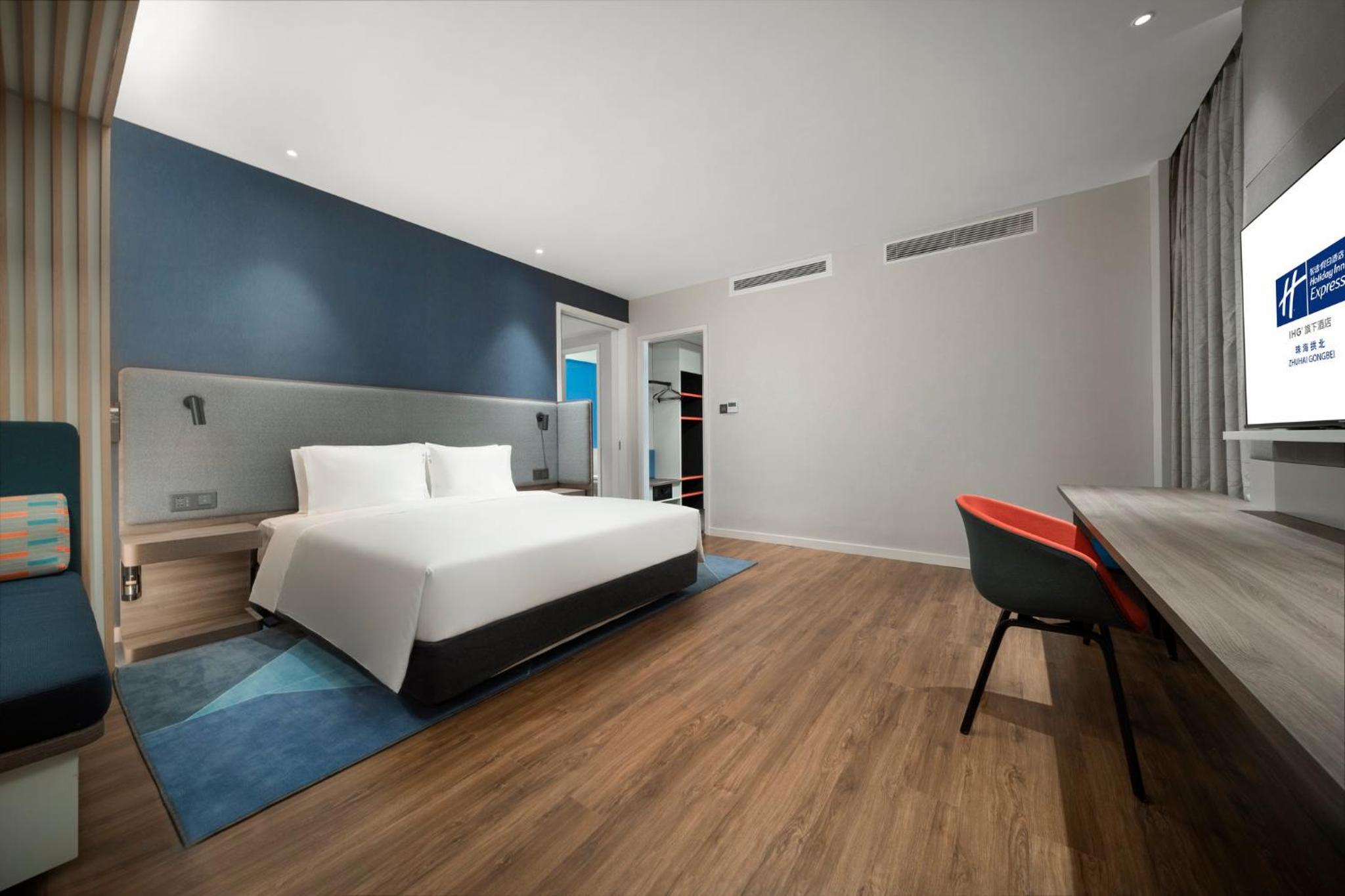 Standard King Room - Disability Access - Photo 5