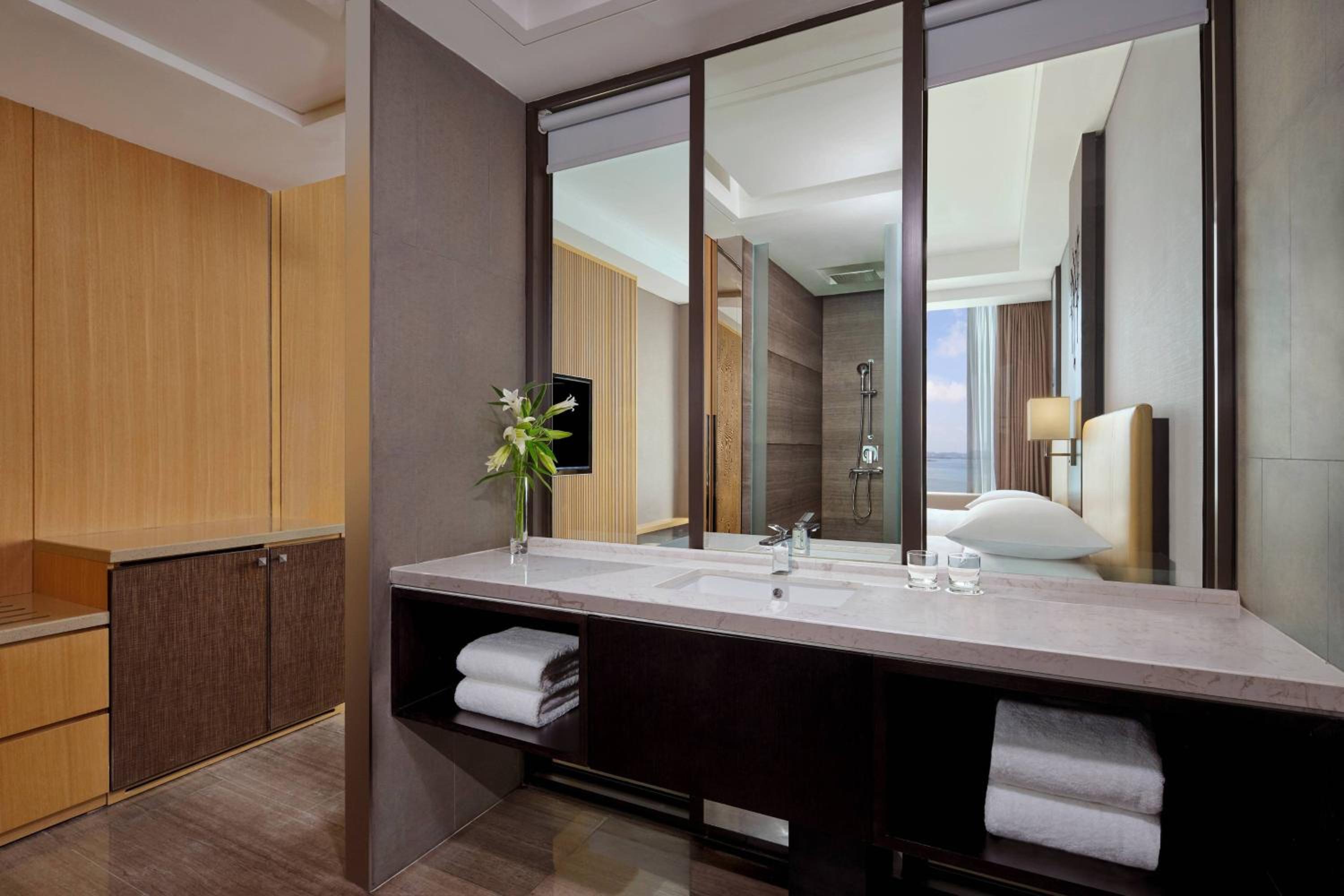 Deluxe Guest room, 1 King - Photo 3