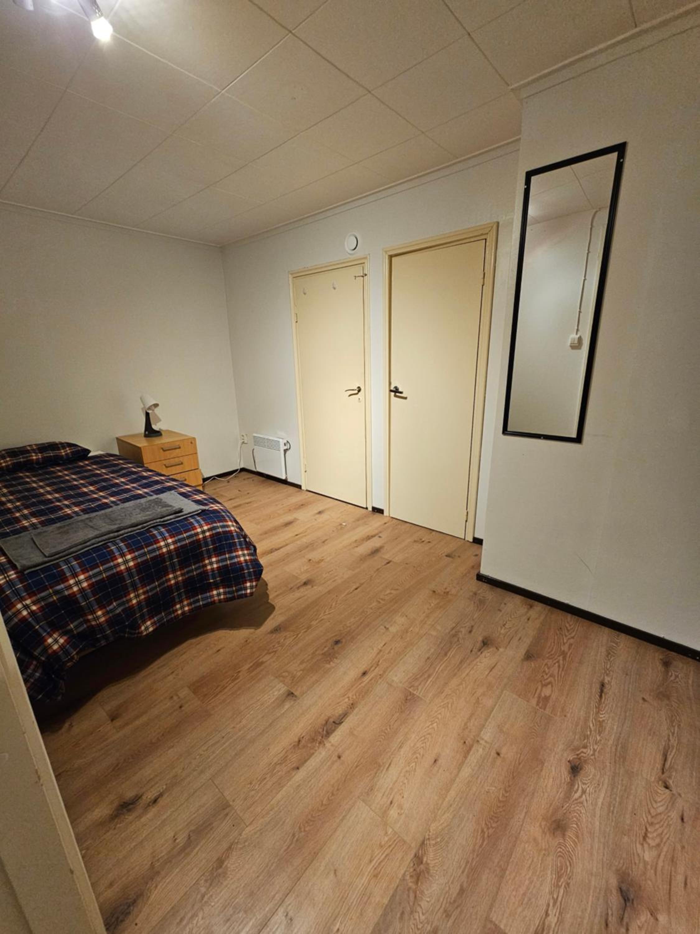 Eight-Bedroom House photo 2