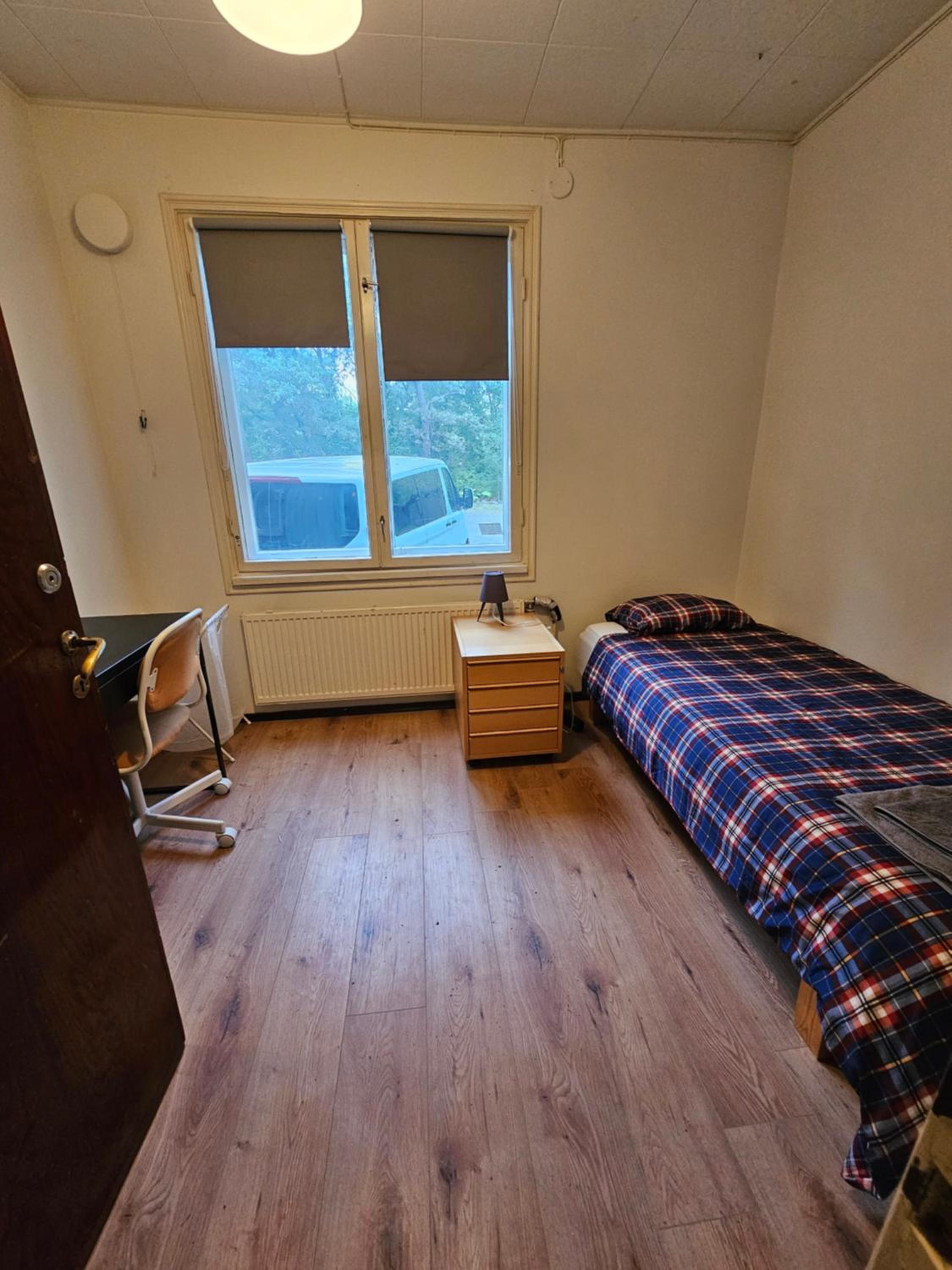 Eight-Bedroom House photo 3