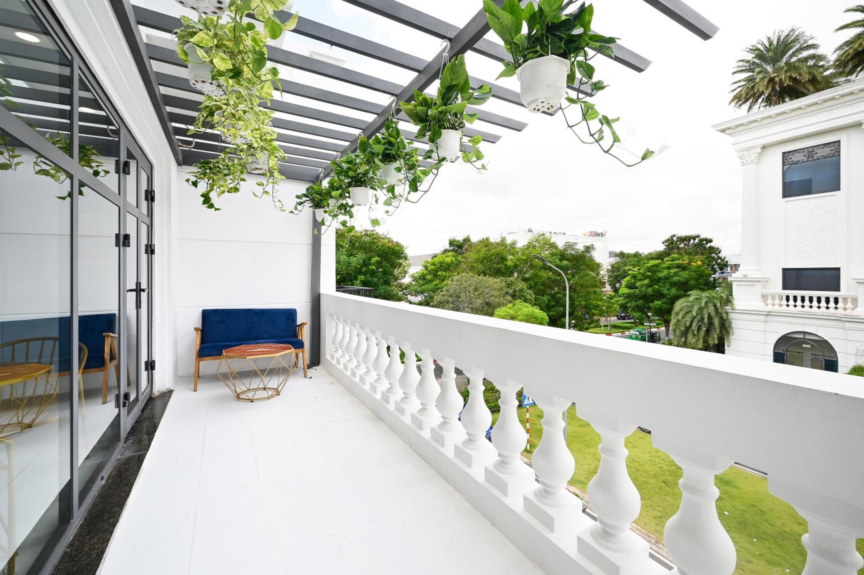 Junior Suite with Balcony - Photo 9