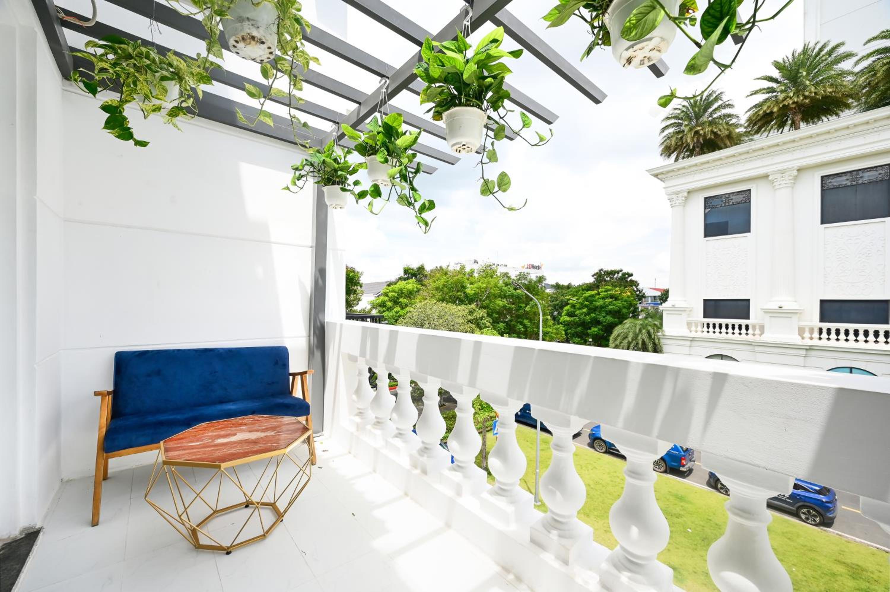 Junior Suite with Balcony - Photo 11