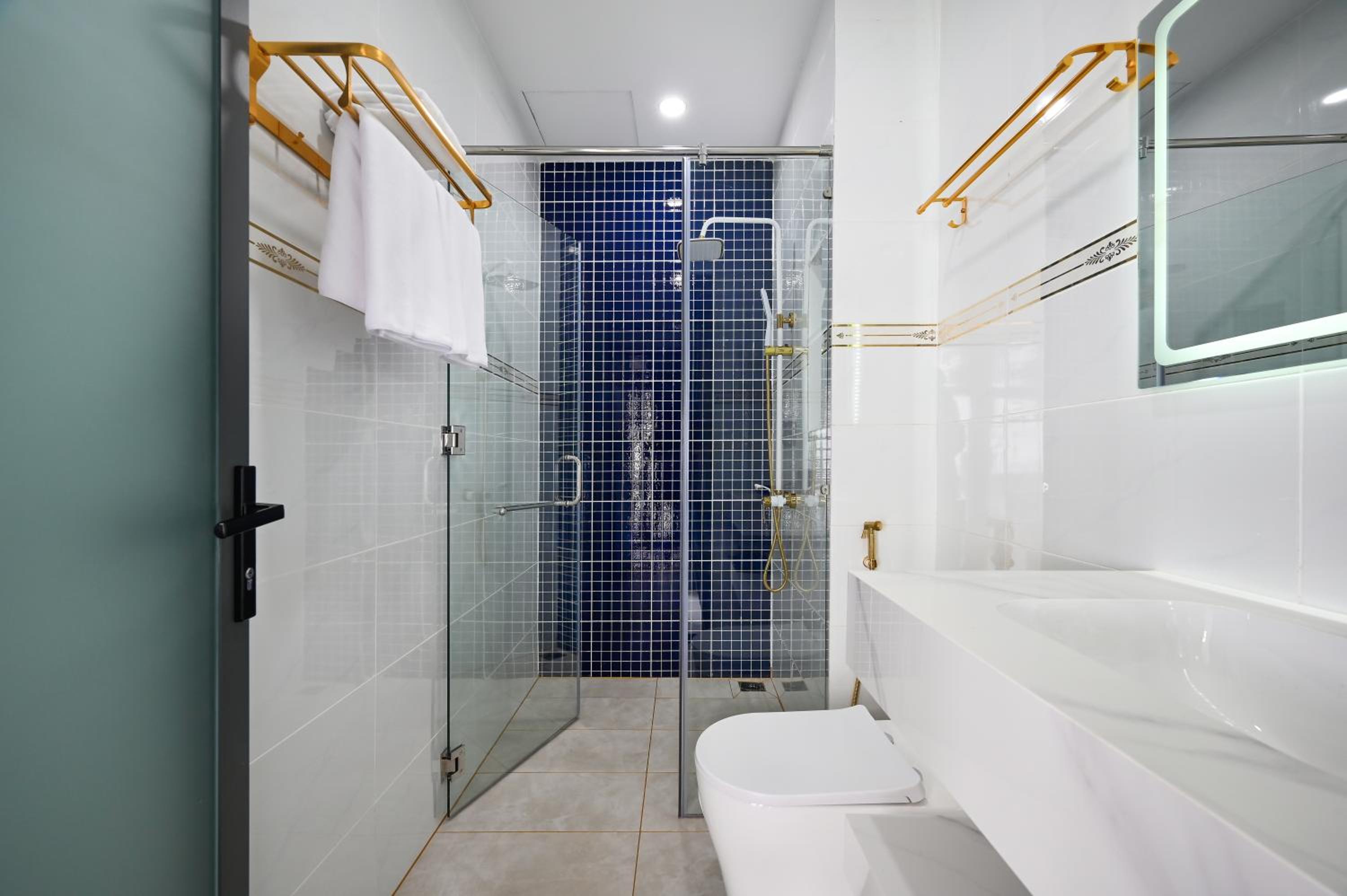 Junior Suite with Balcony - Photo 13