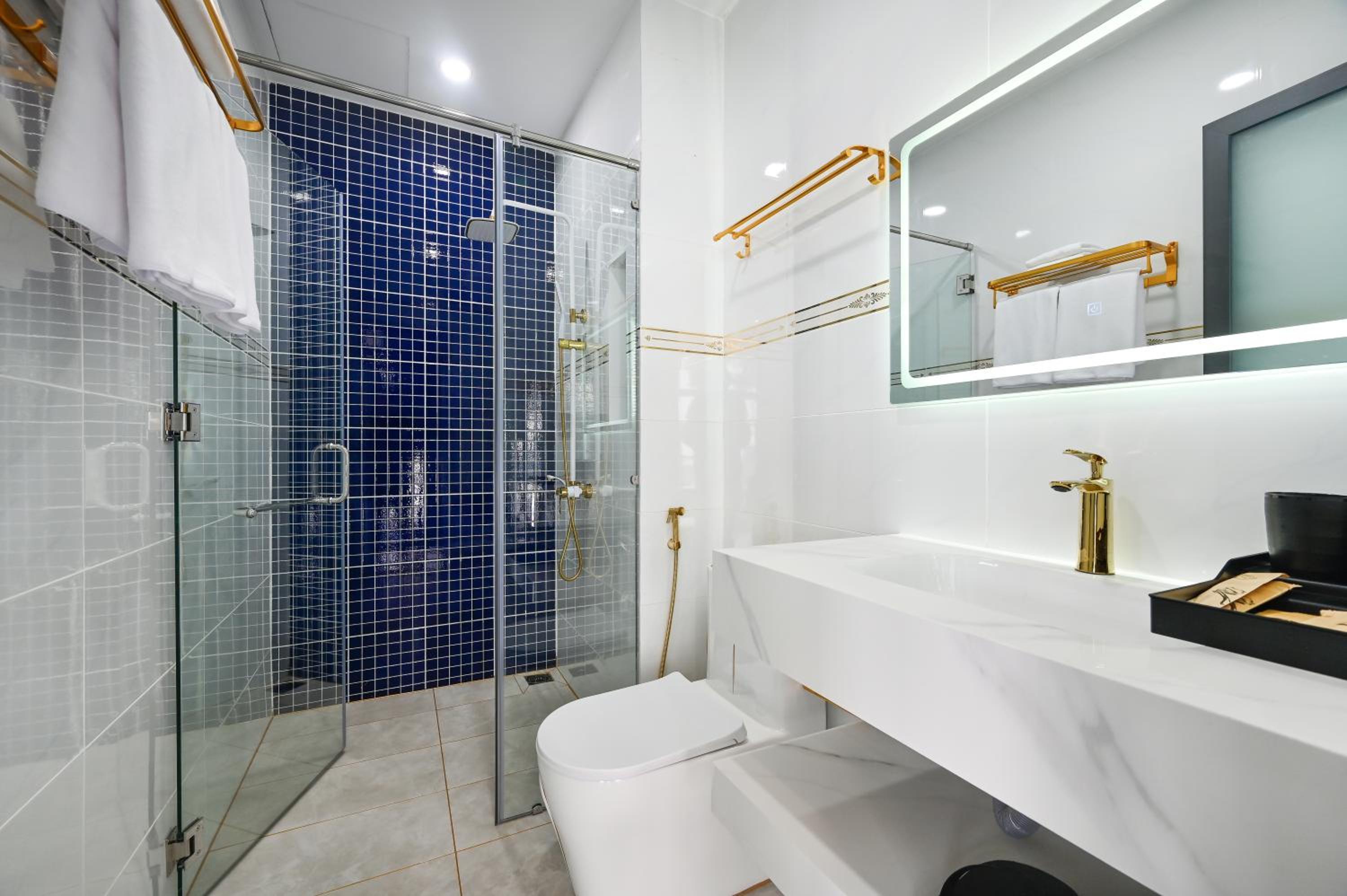 Junior Suite with Balcony - Photo 3