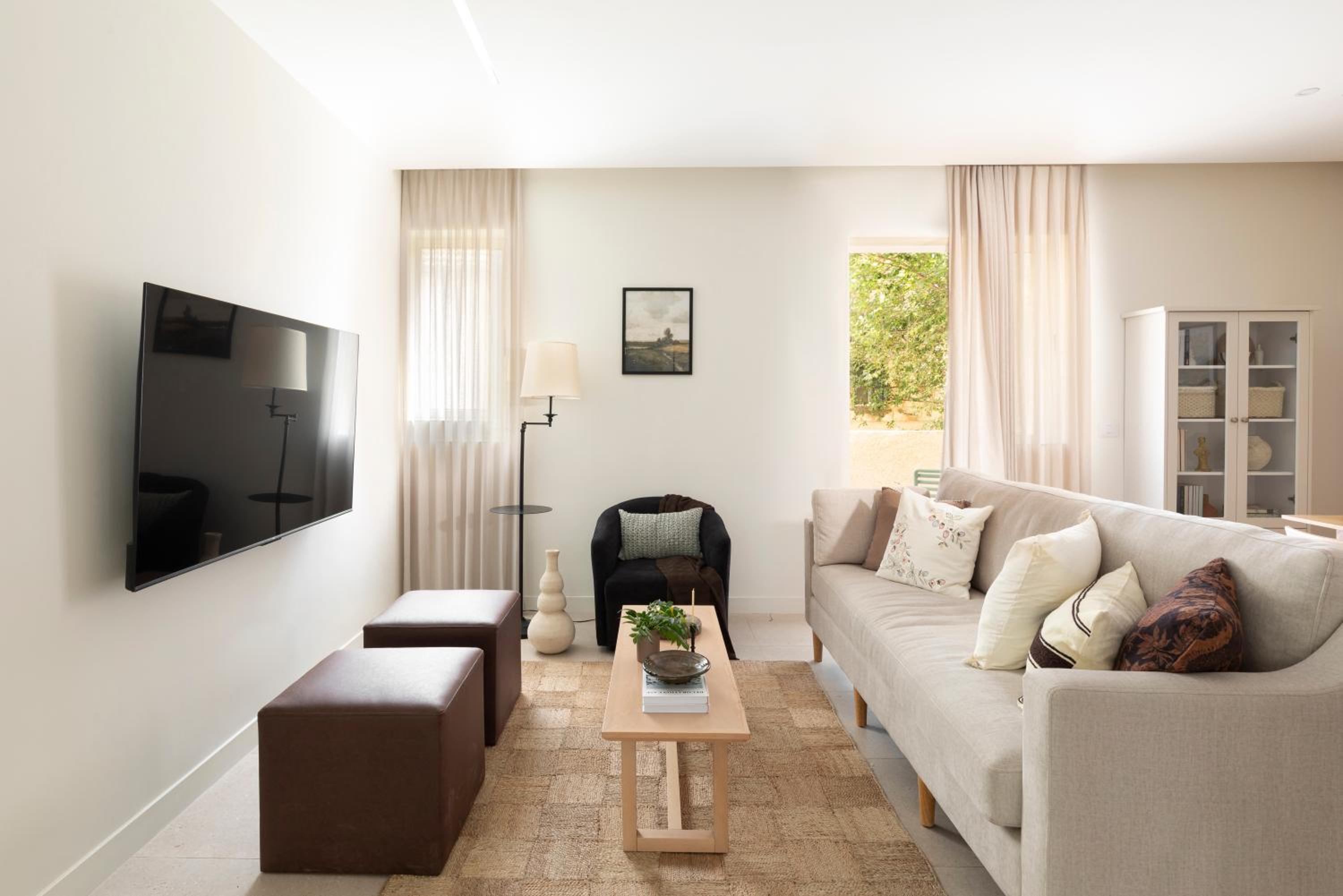 Two-Bedroom Apartment with City View photo 2