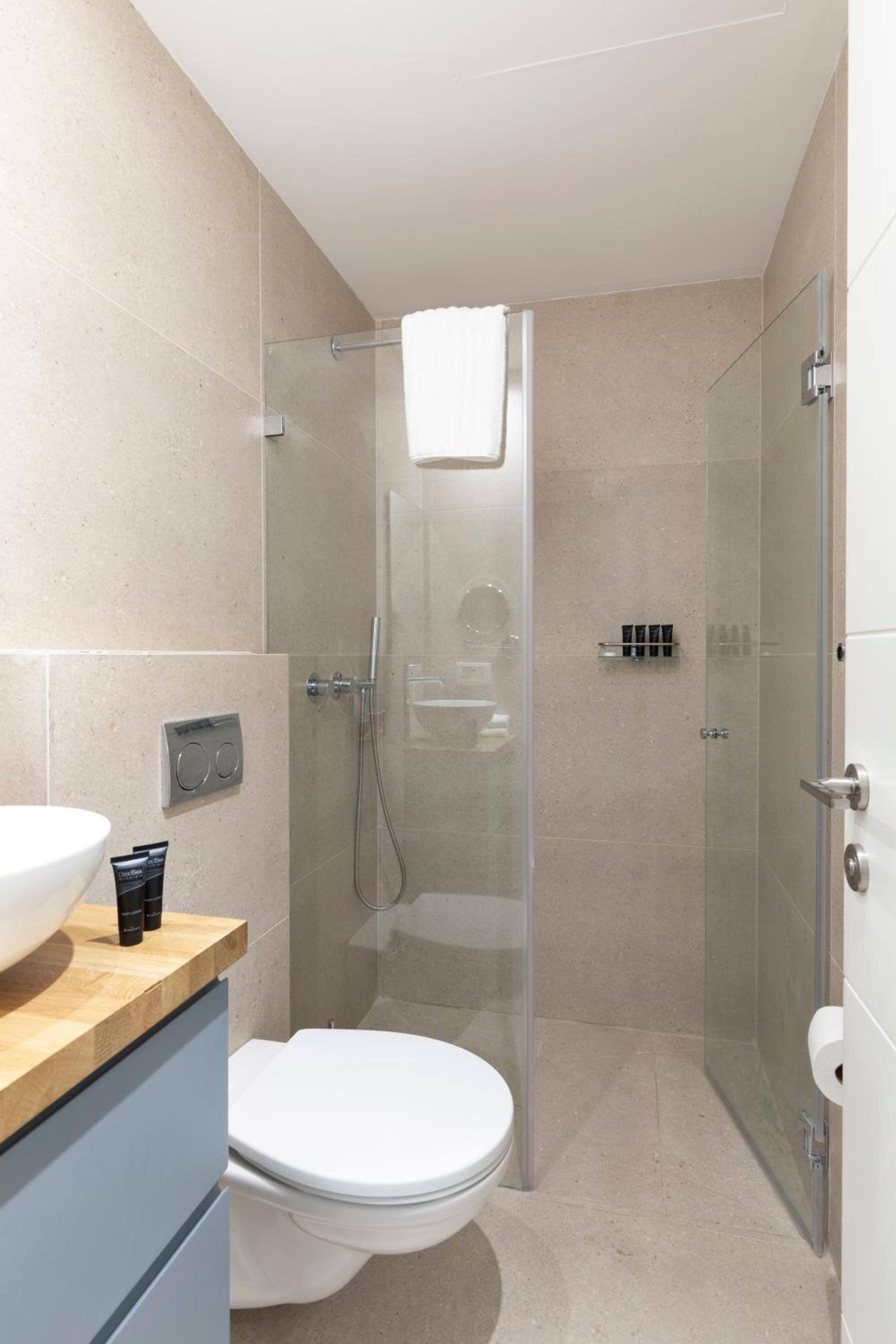 Four-Bedroom Apartment with Balcony  photo 1