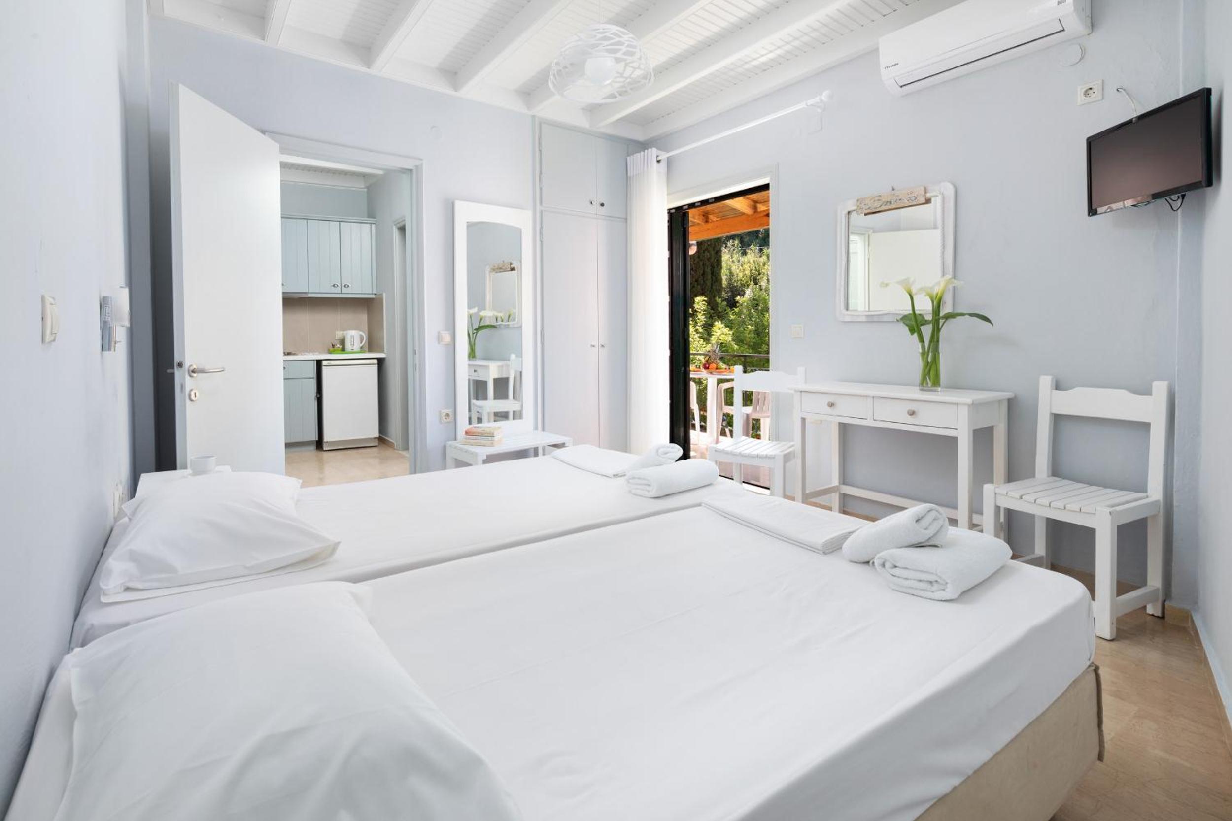 Studio with Balcony - Photo 6