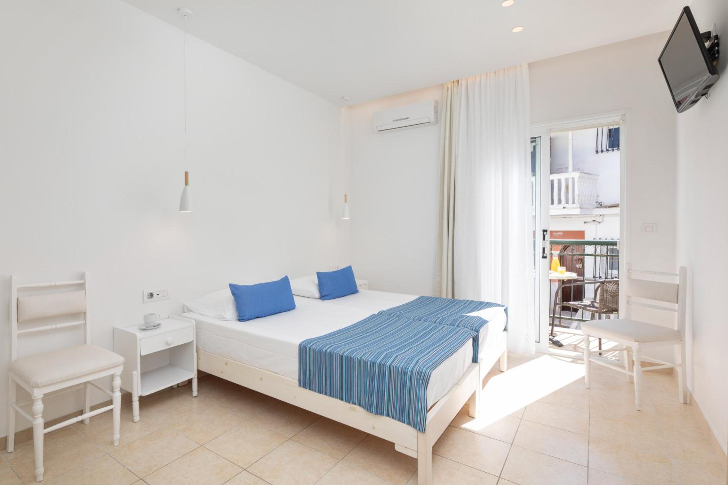 Family Suite with Balcony - Photo 18