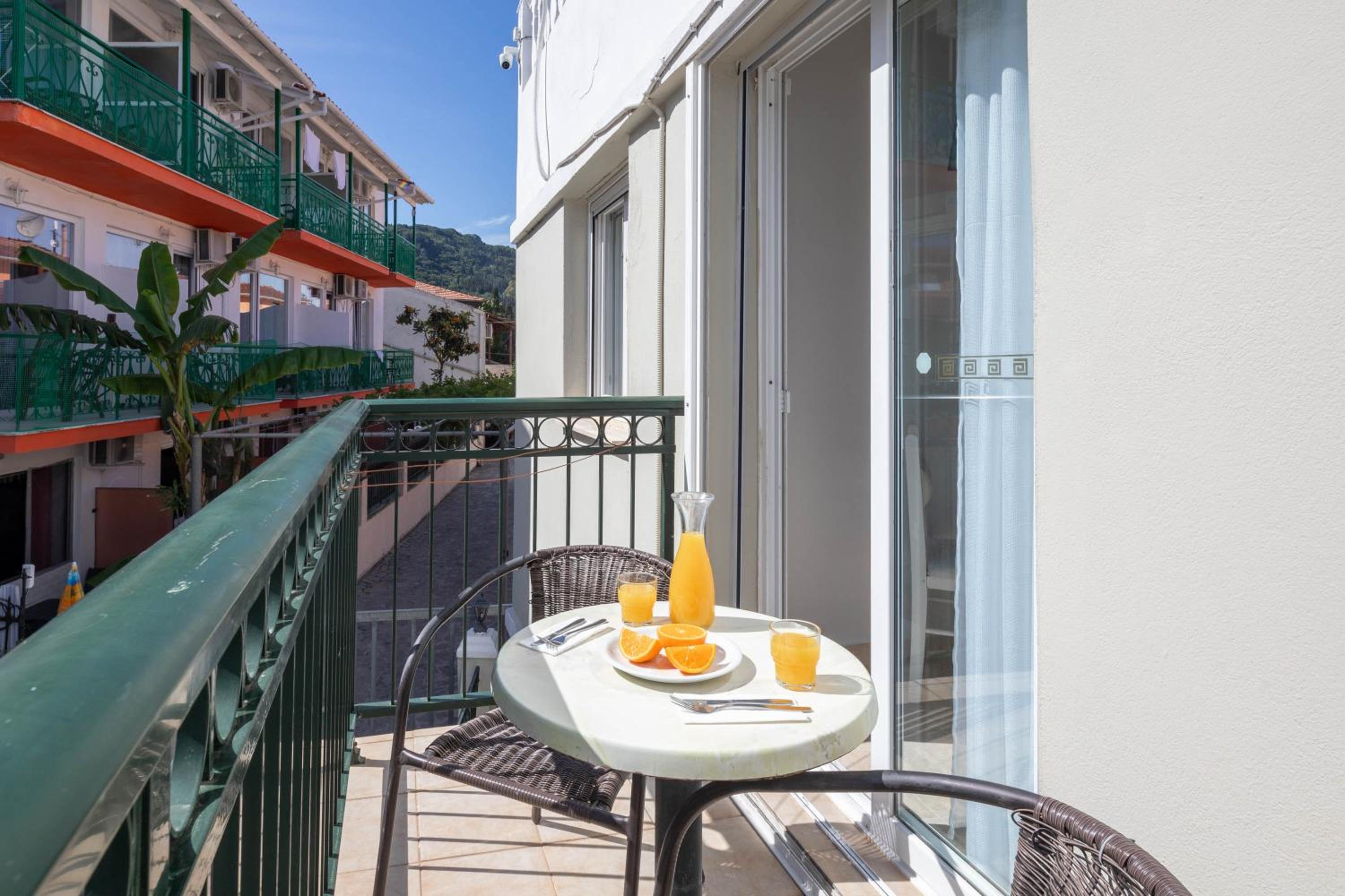 Classic Twin/Double with balcony - Photo 2