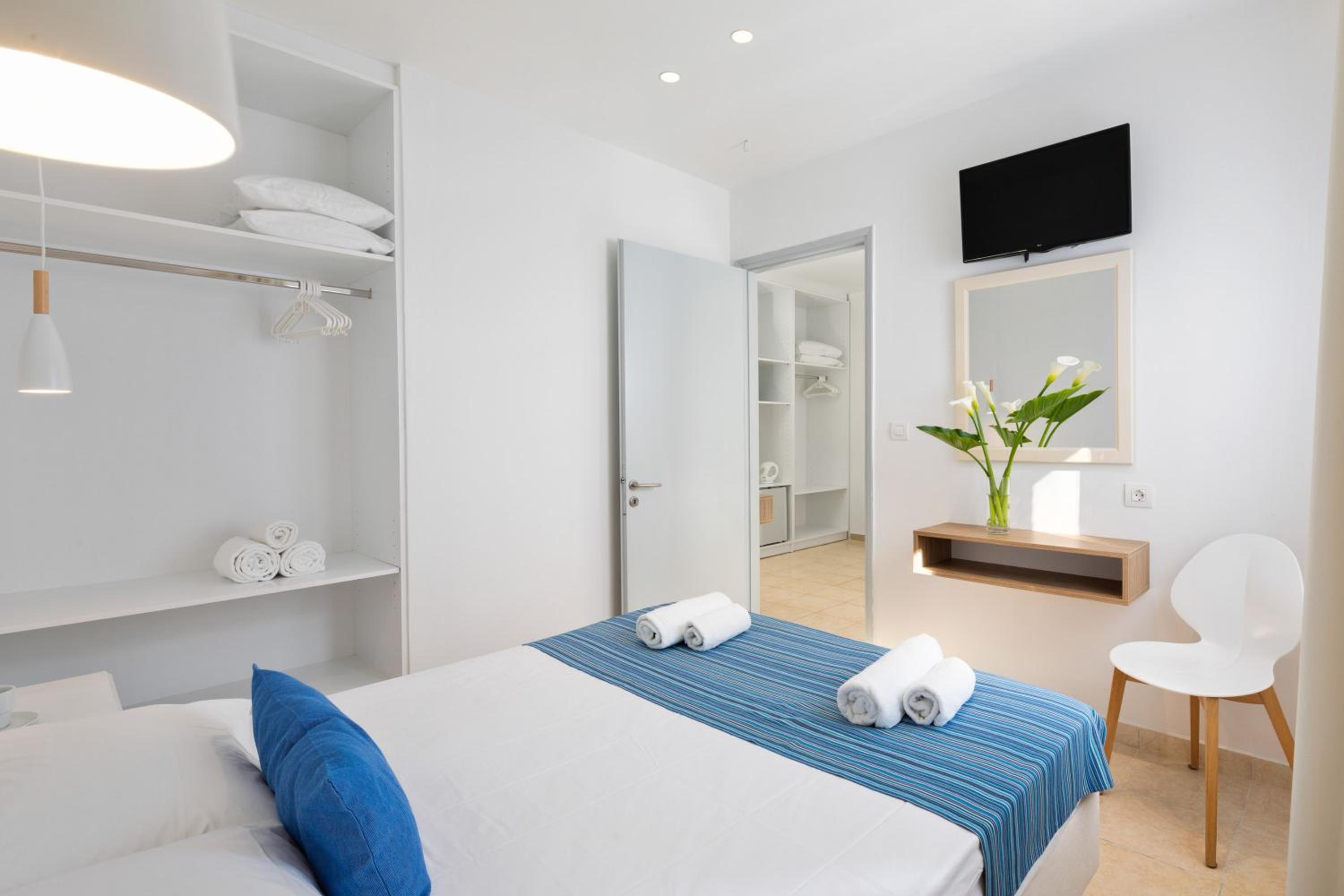 Family Suite with Balcony - Photo 6