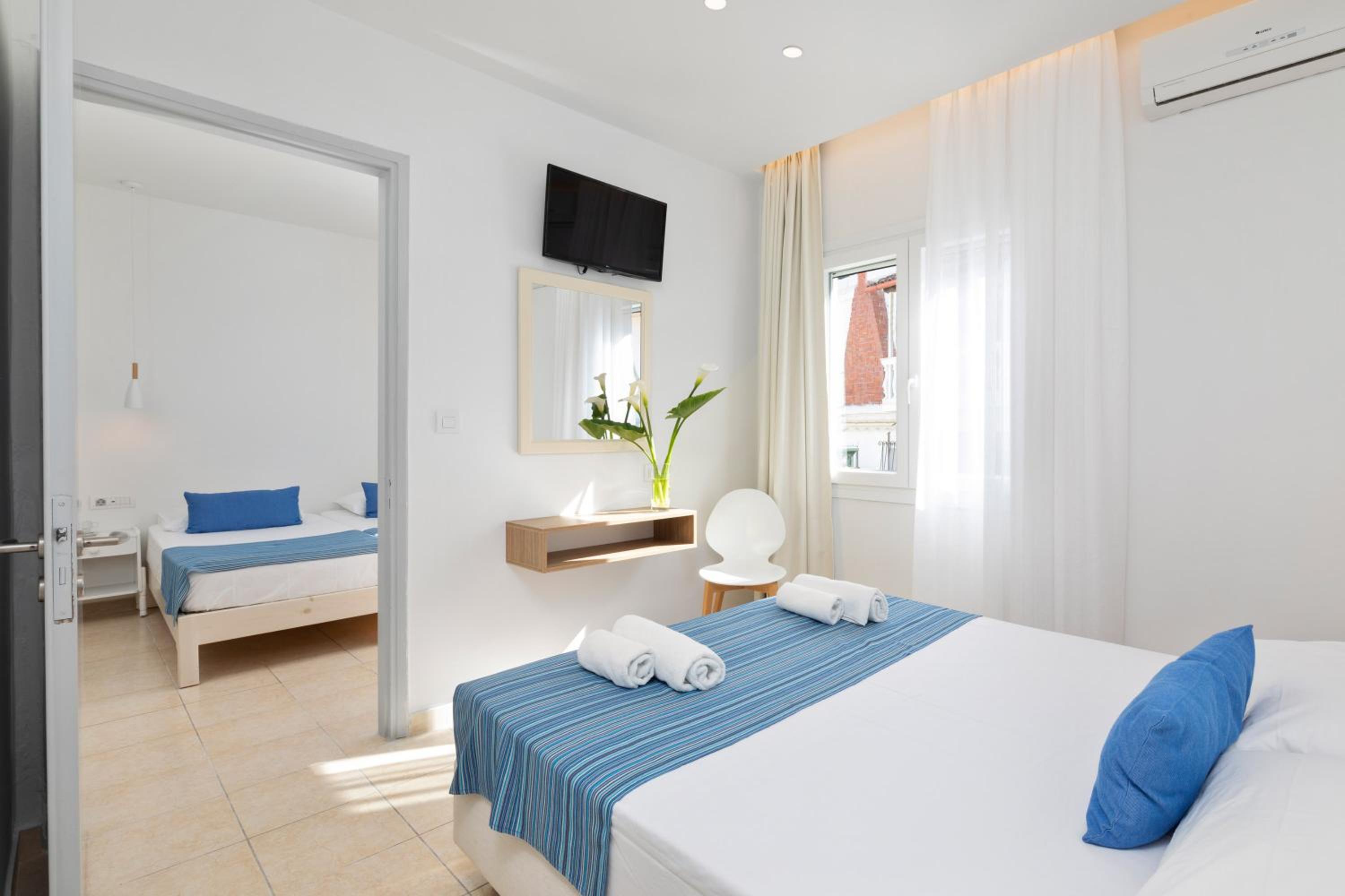 Family Suite with Balcony - Photo 7