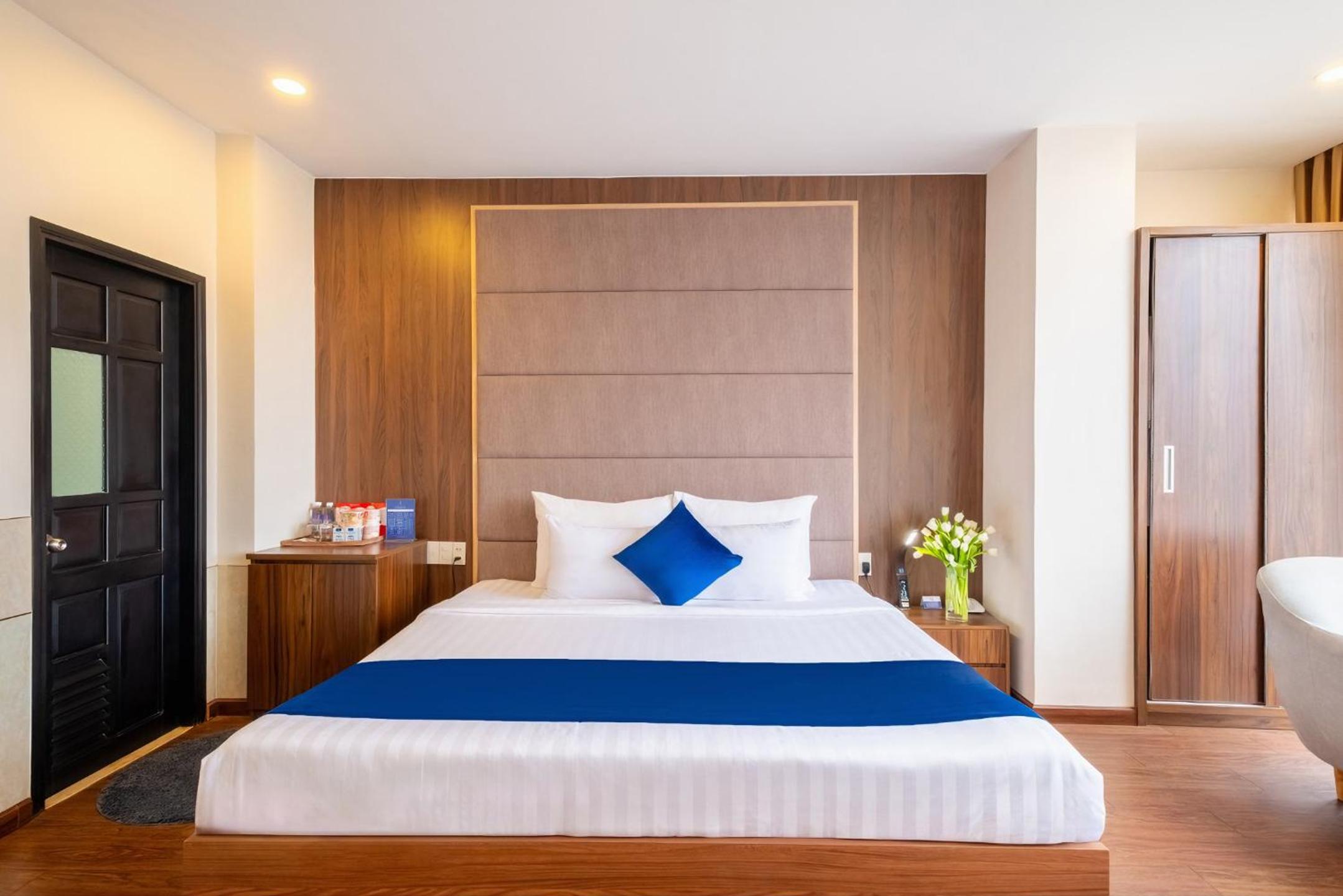 Executive Suite - Photo 10