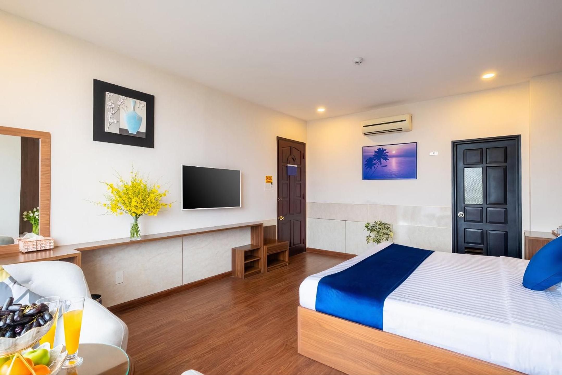 Executive Suite - Photo 6