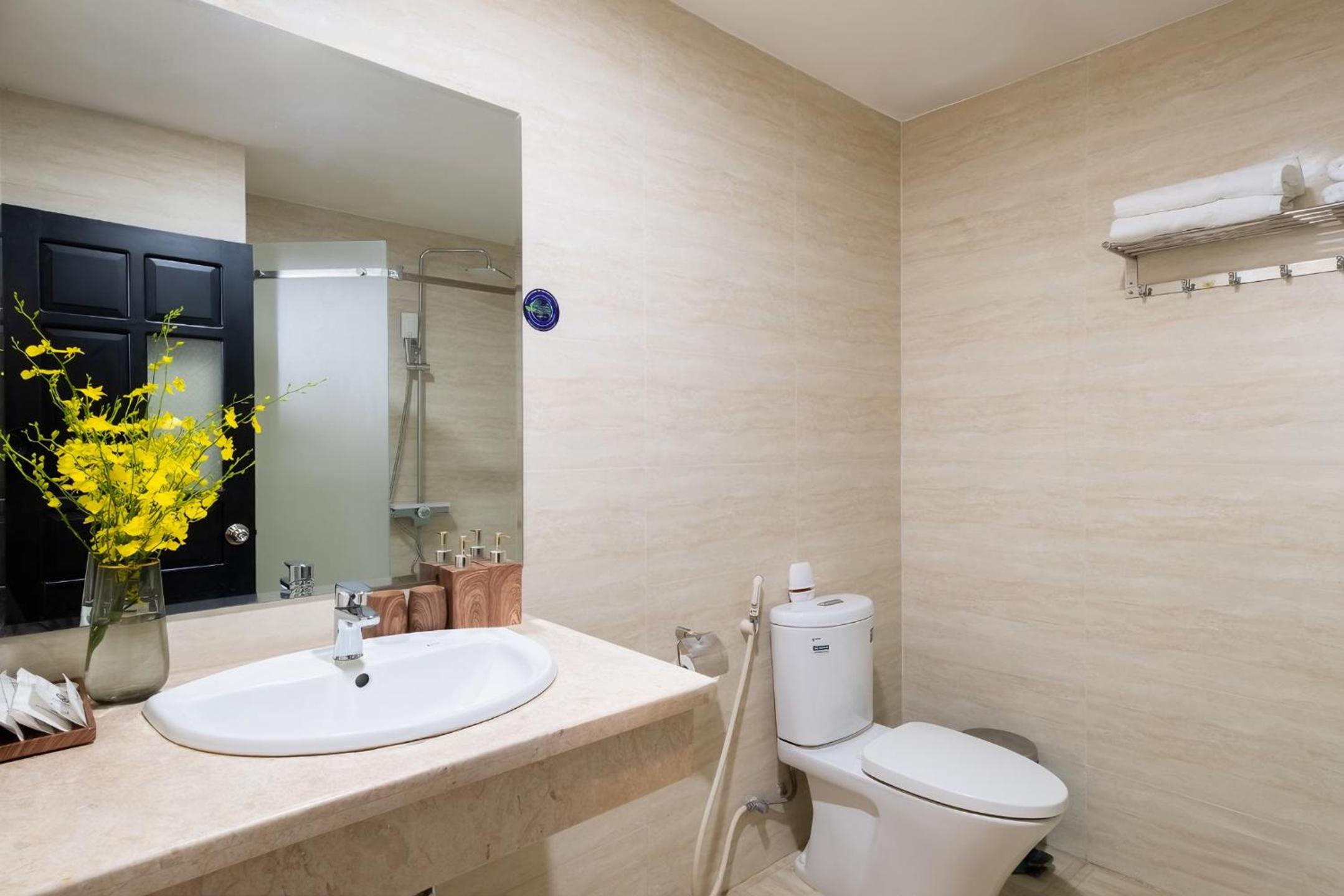 Executive Suite - Photo 9