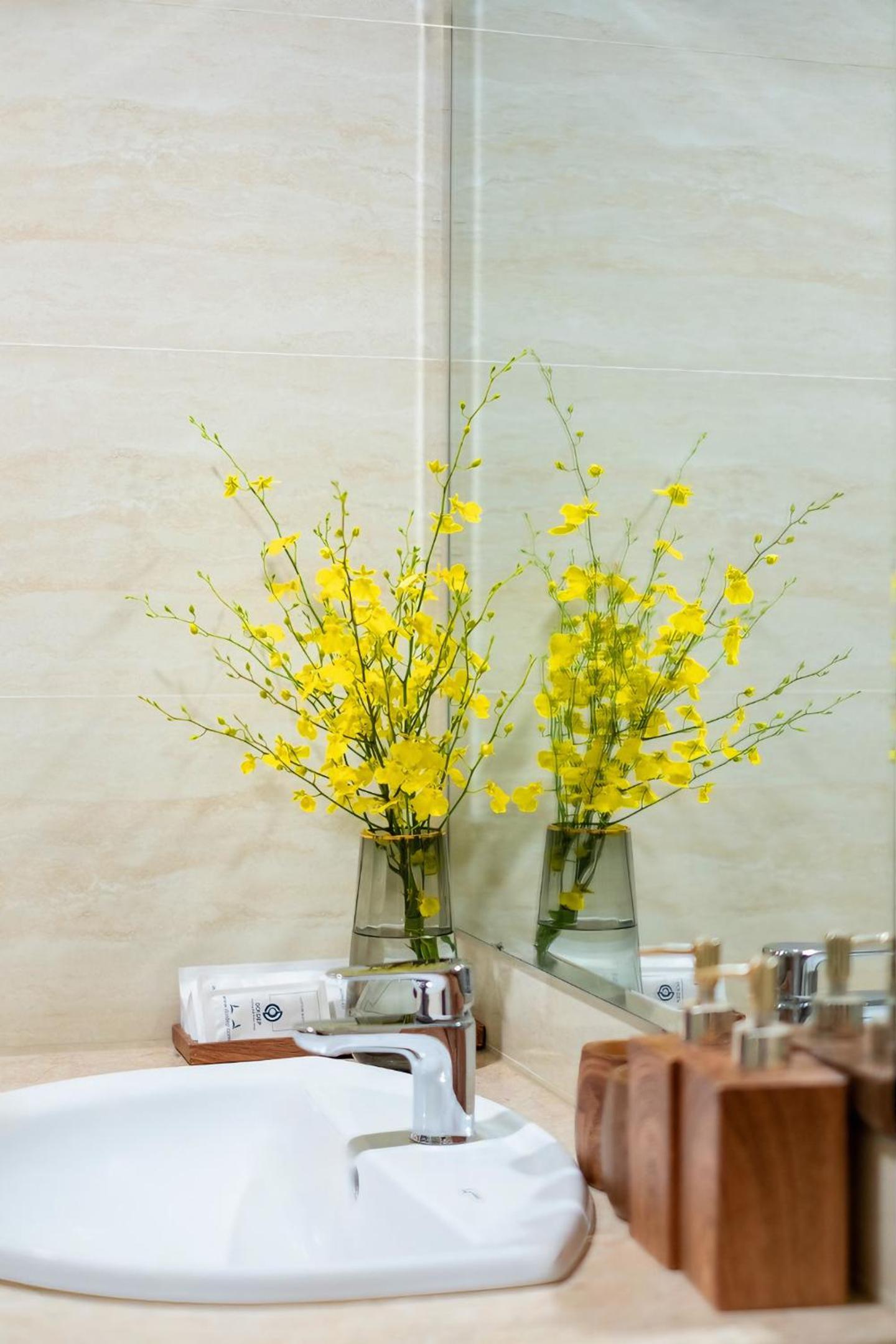 Executive Suite - Photo 8