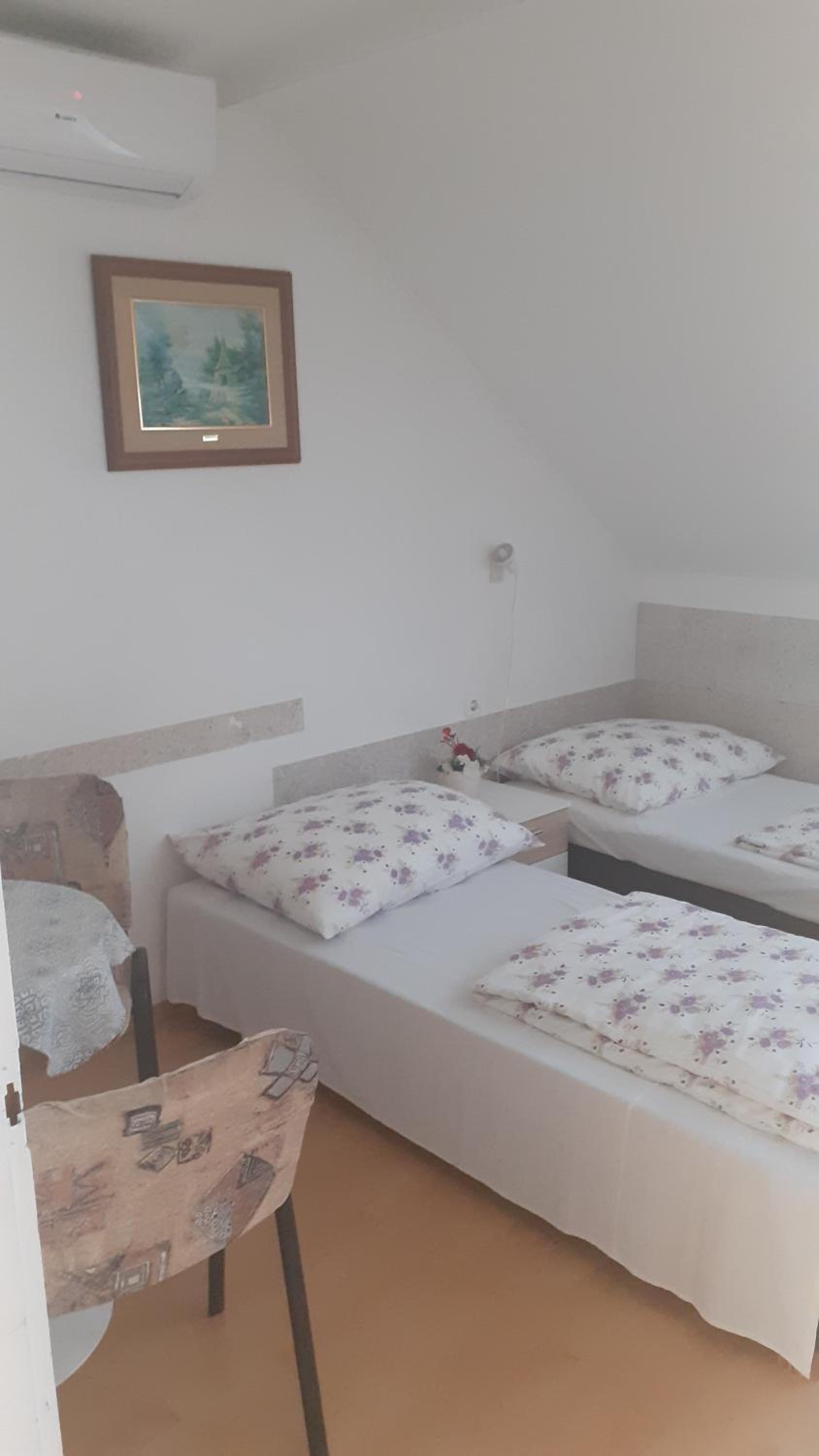 Twin Room - Photo 5