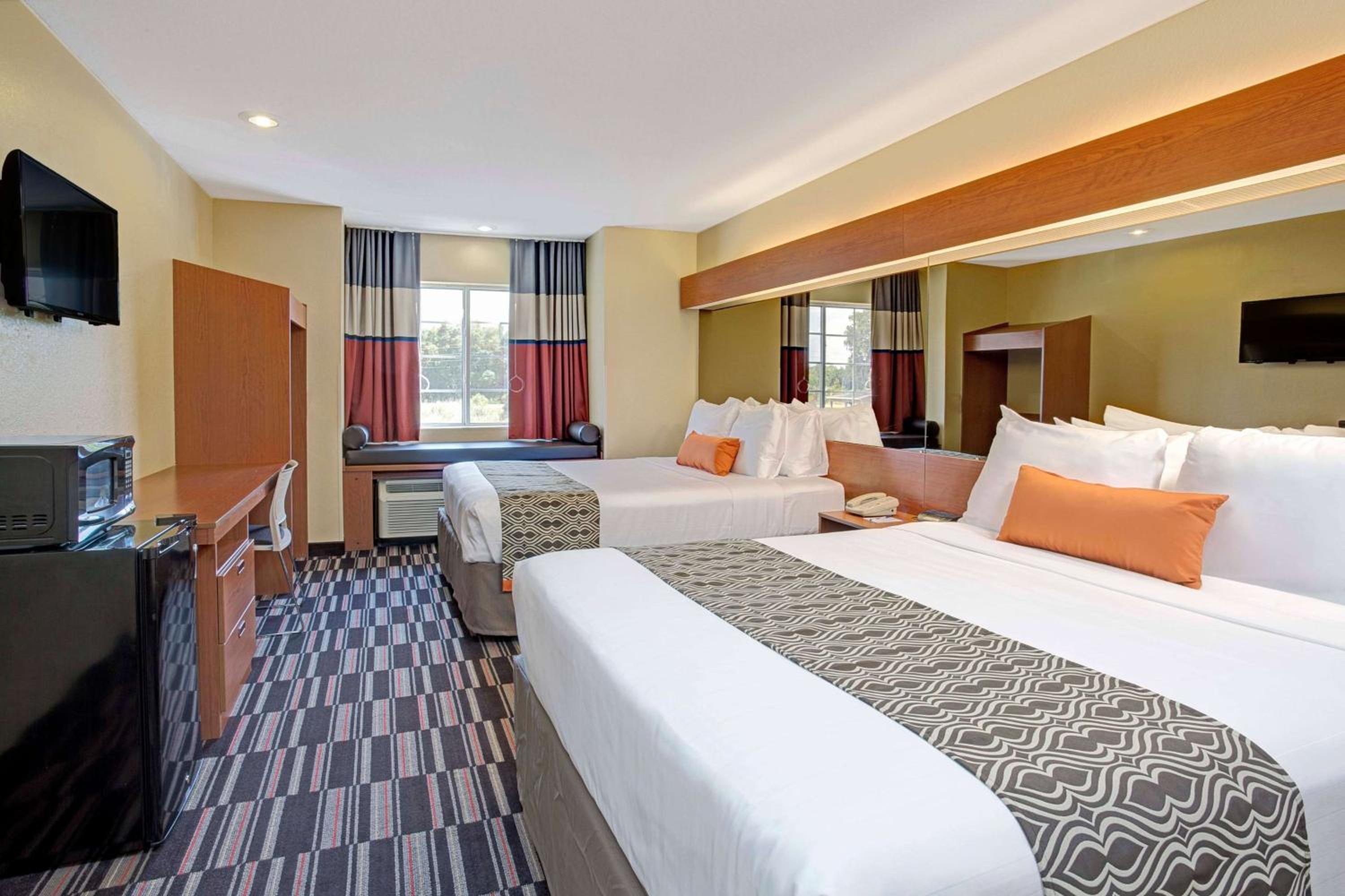 Queen Room with Two Queen Beds - Non-Smoking - Photo 1