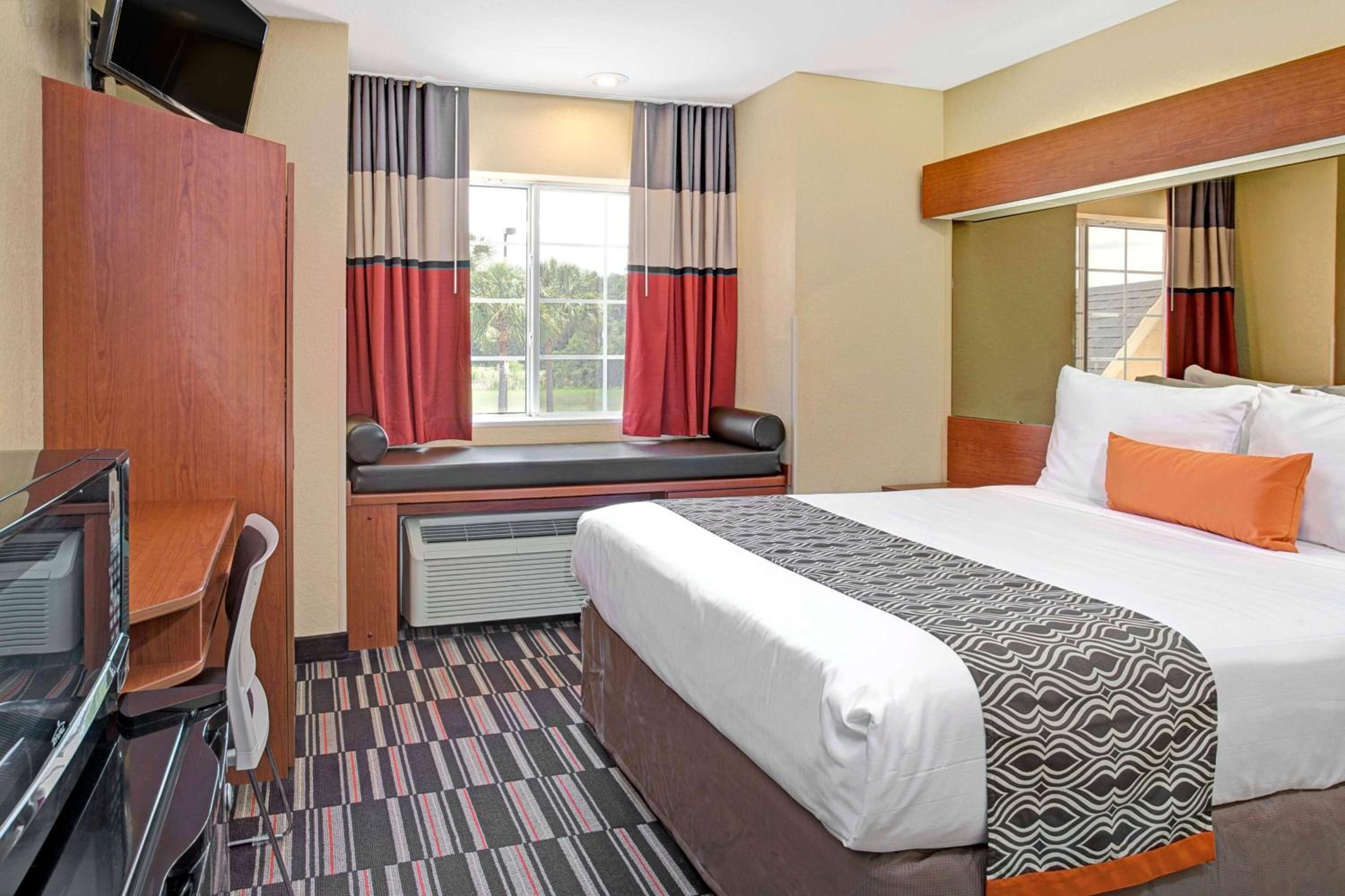 Queen Studio Suite - Mobility Access/Non-Smoking - Photo 3