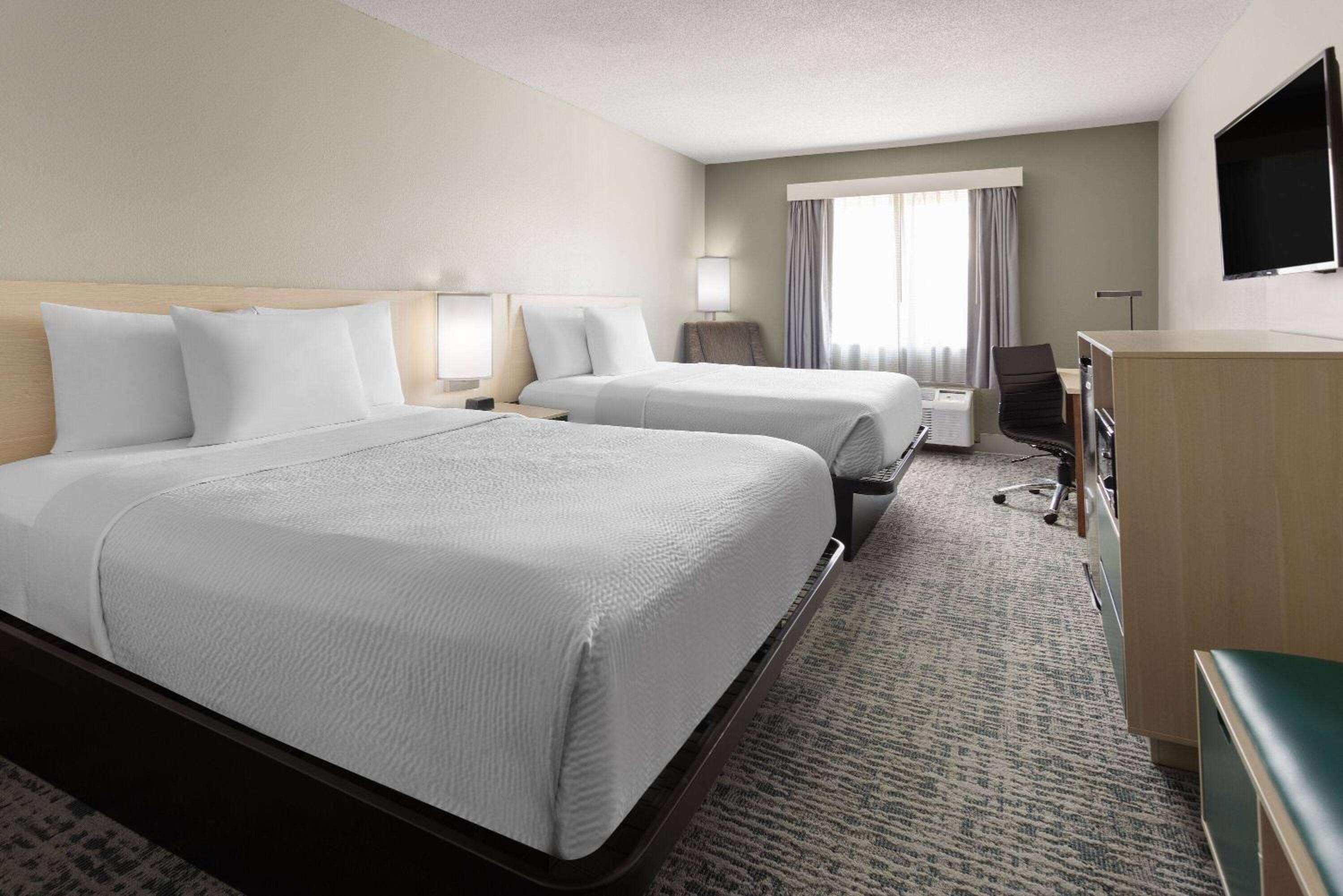 Standard Queen Room with Two Queen Beds - Non-Smoking - Photo 4
