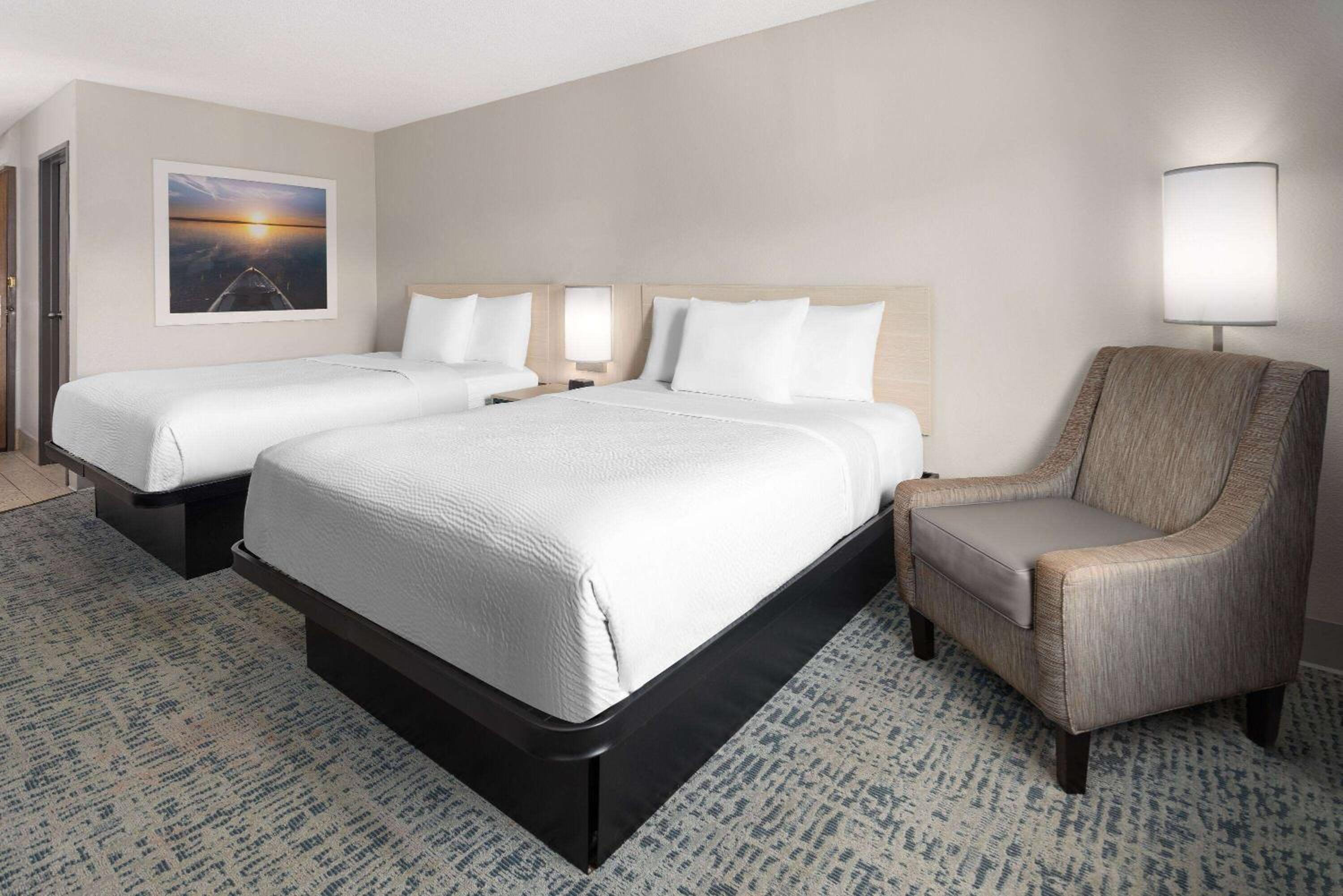 Standard Queen Room with Two Queen Beds - Non-Smoking - Photo 2
