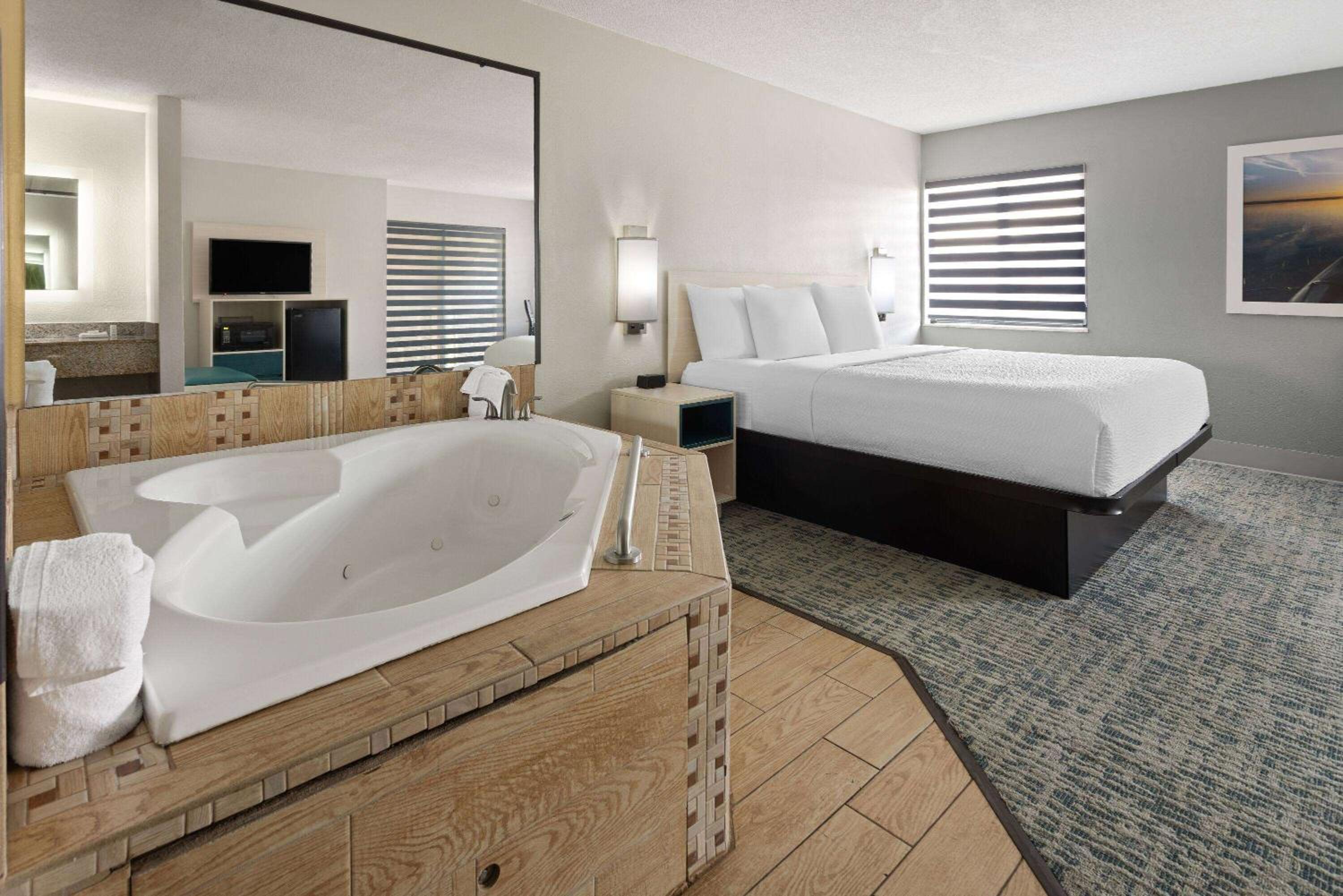 King Suite - Non-Smoking - Photo 3