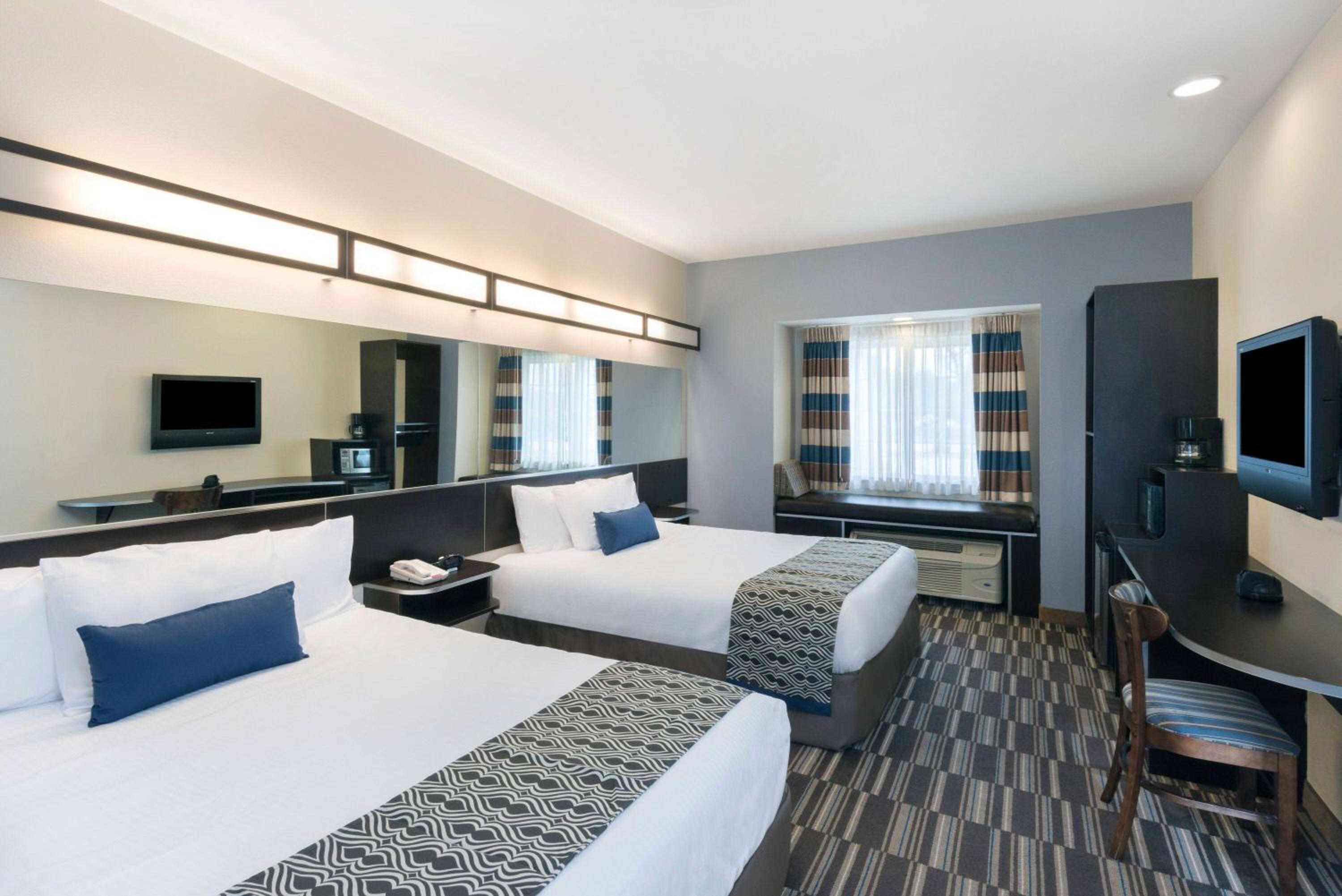 Queen Room with Two Queen Beds - Non-Smoking - Photo 1