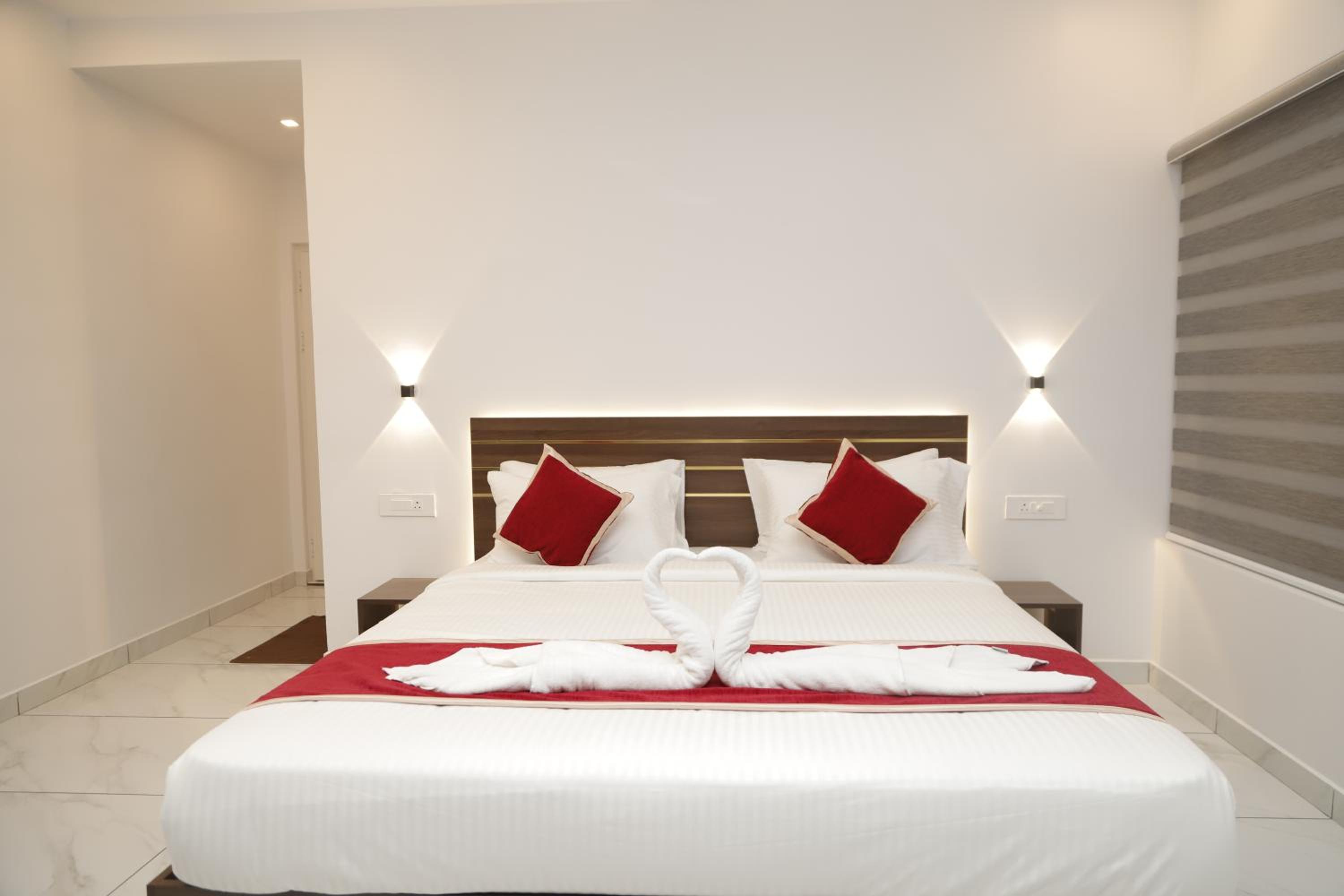 Deluxe Double Room with Balcony photo 3