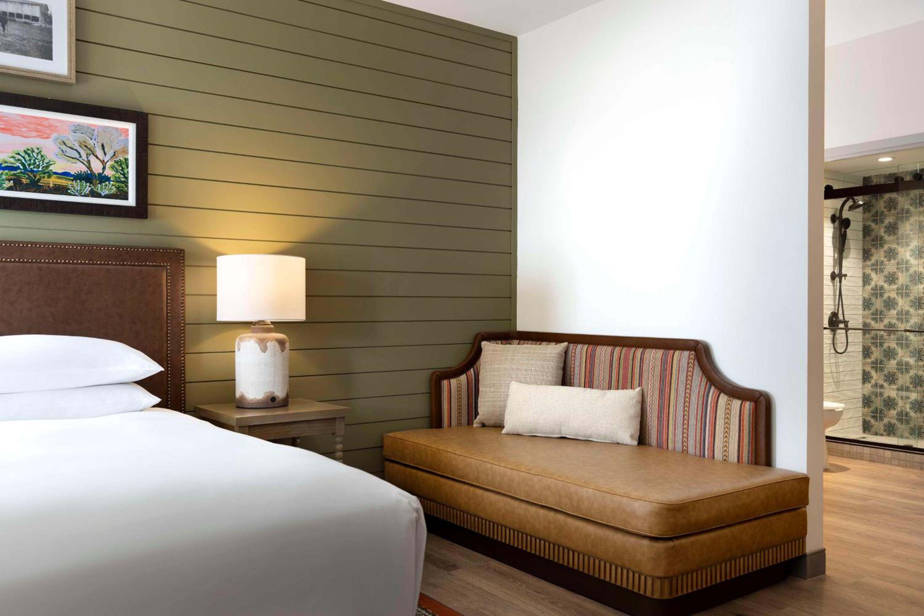 King Room with Balcony - Photo 4