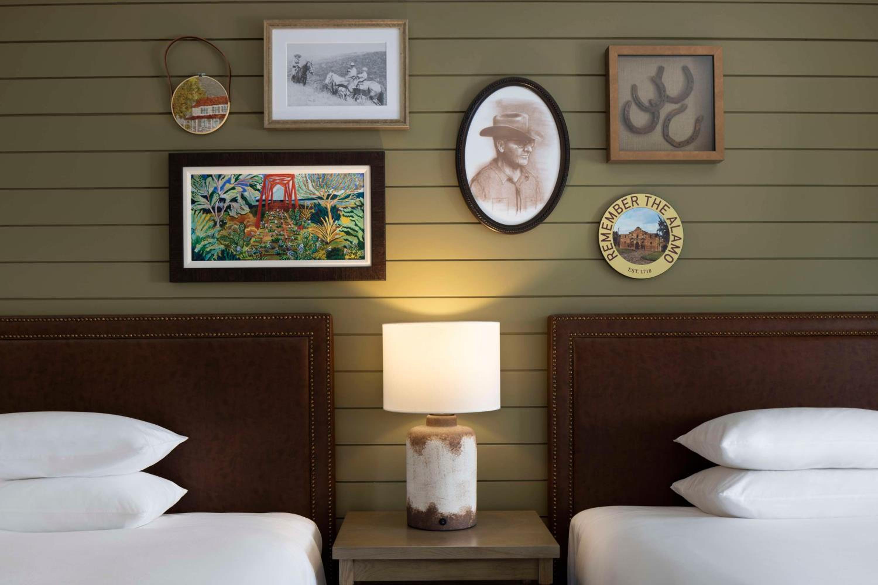 Queen Room with Two Queen Beds and Balcony - Photo 8