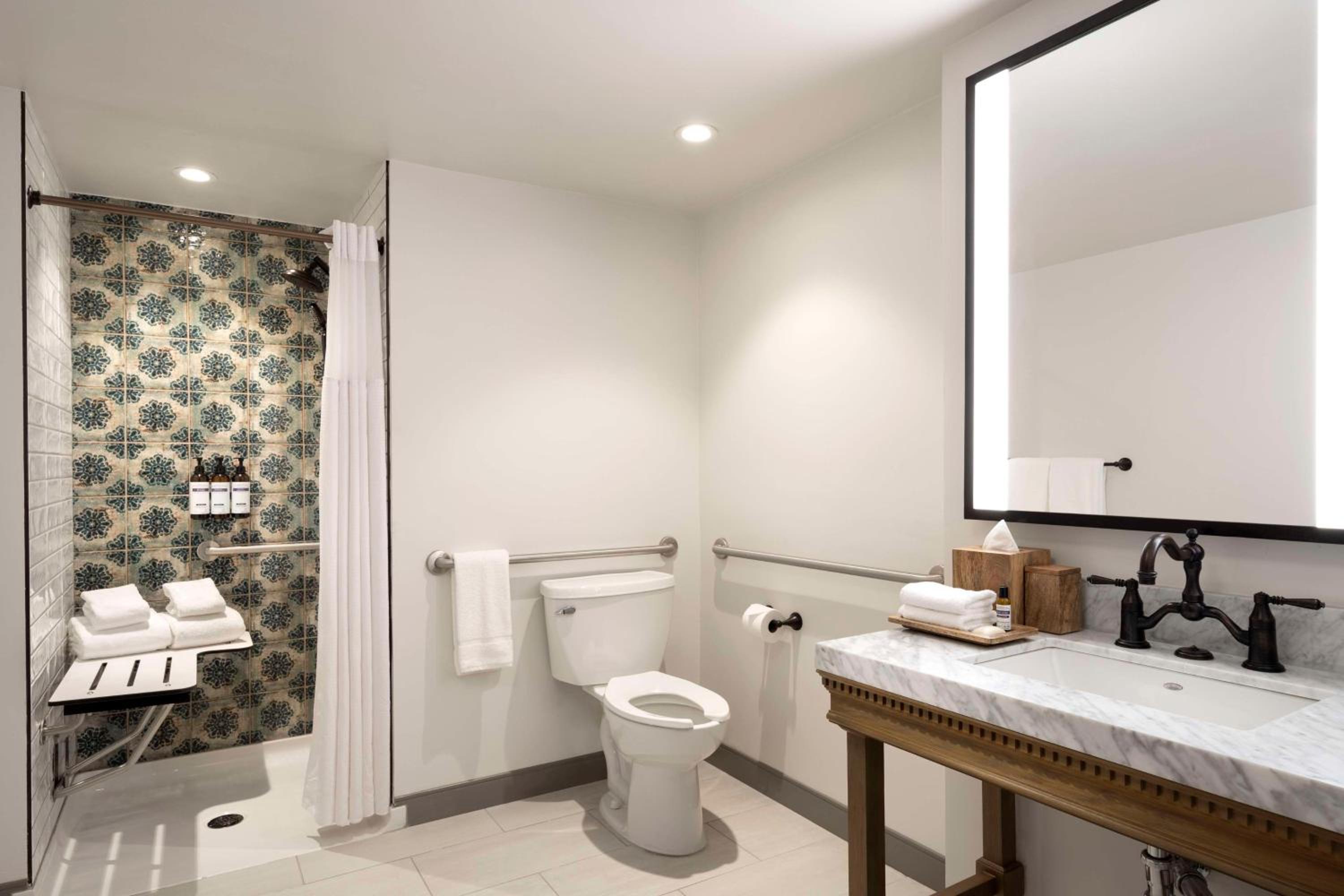 King Room with Roll-In Shower - Disability Access - Photo 4