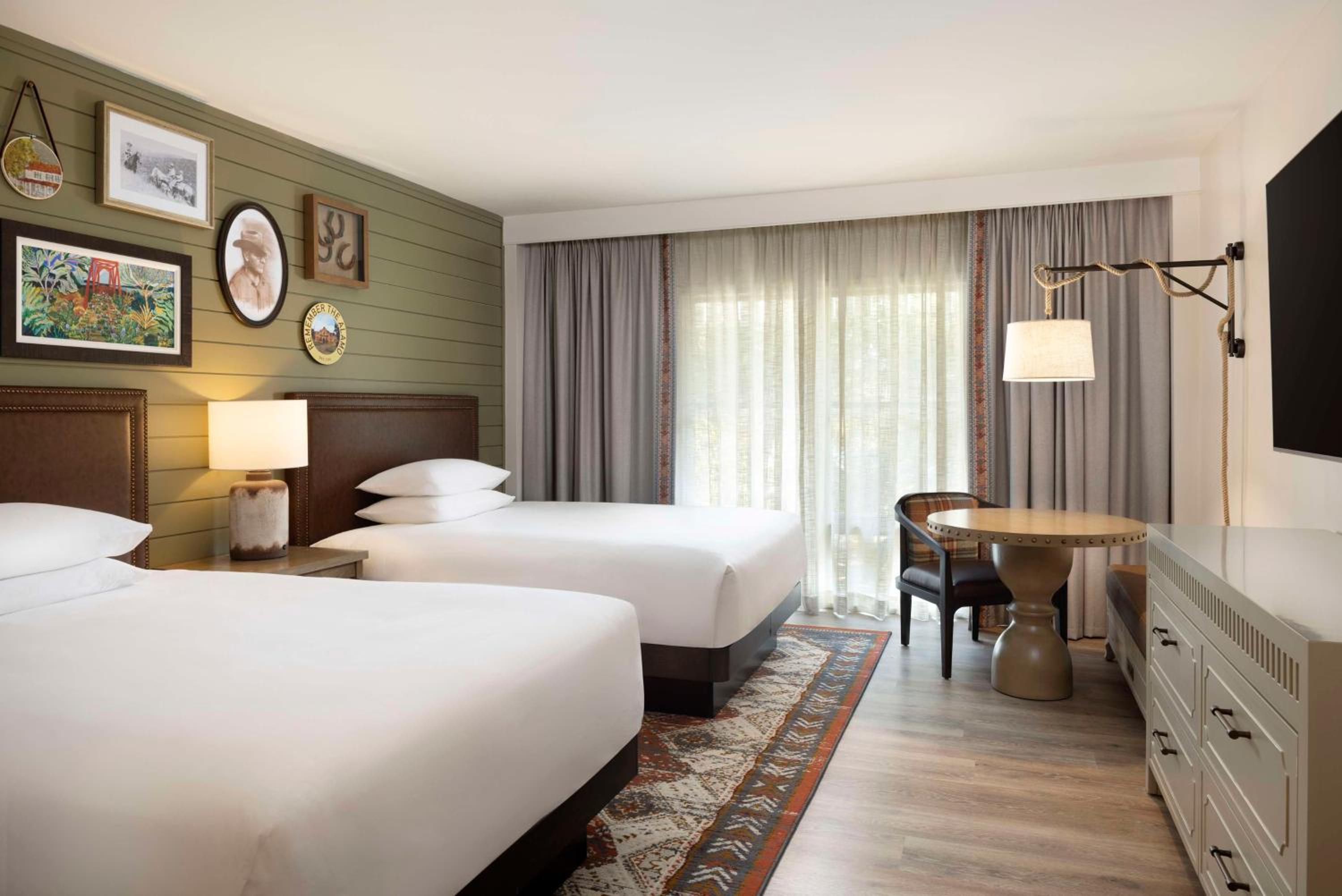 Queen Room with Two Queen Beds - Photo 3