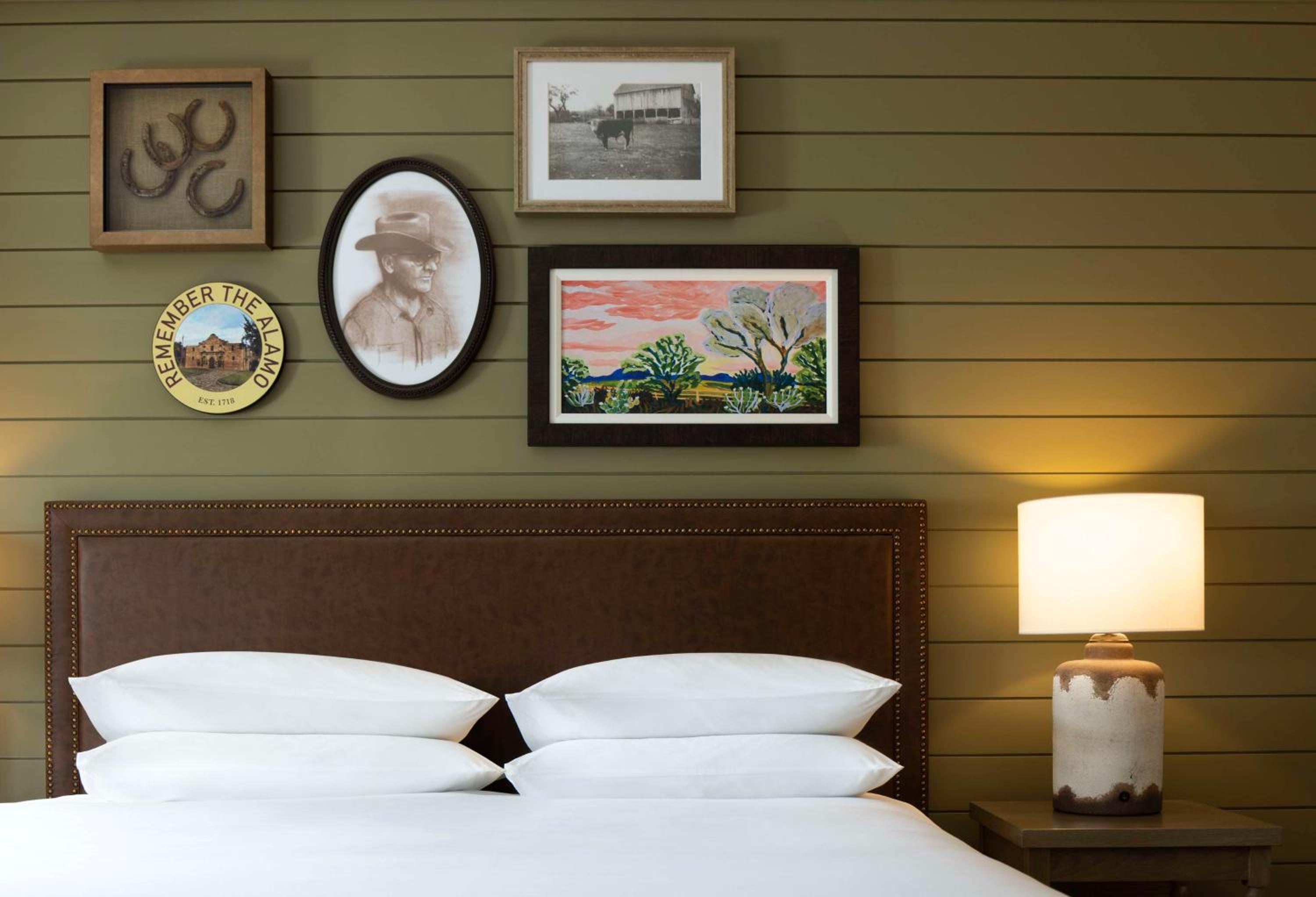 King Room with Balcony - Photo 10