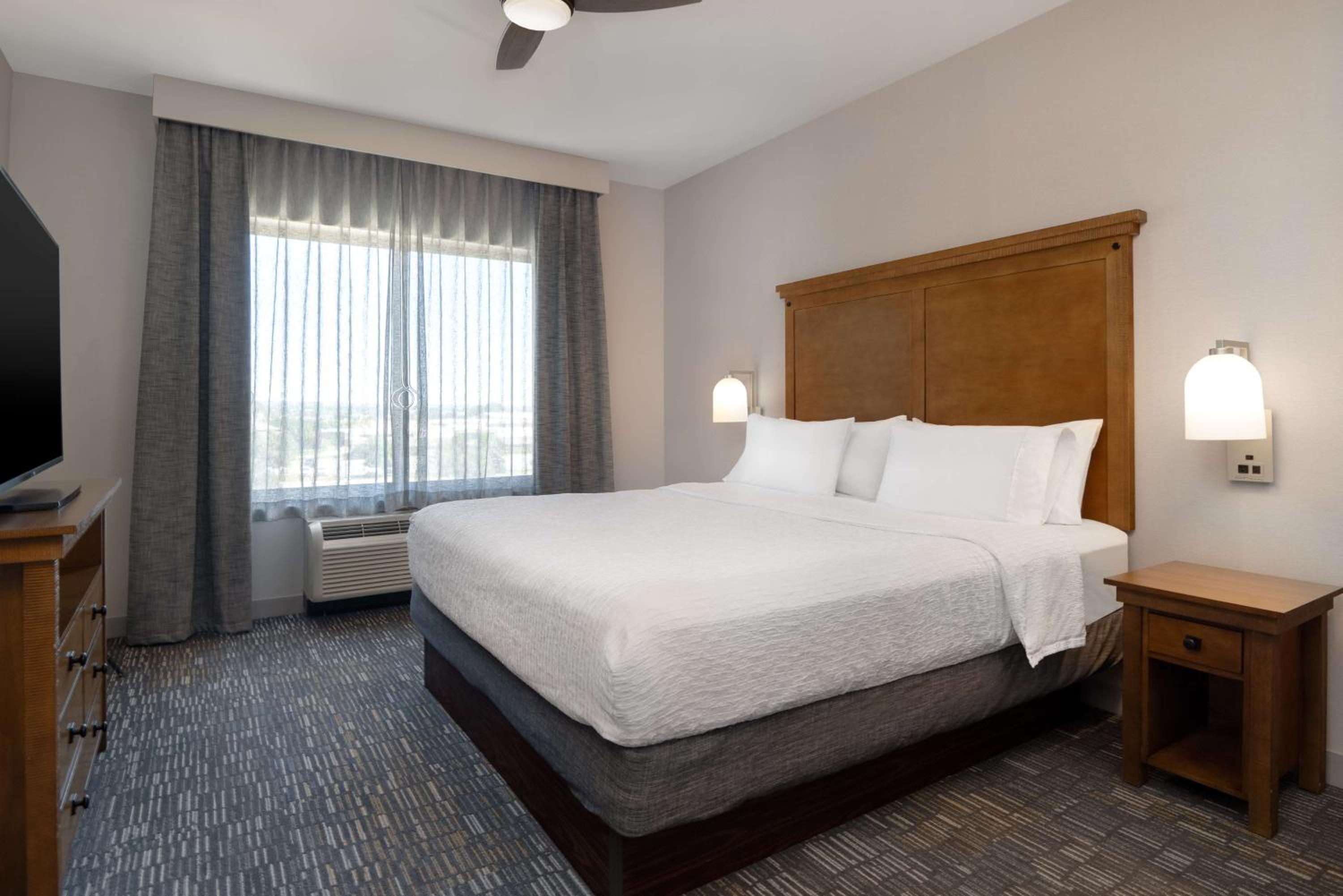 One-Bedroom King Suite with Tub - Hearing Accessible/Non-Smoking photo 1