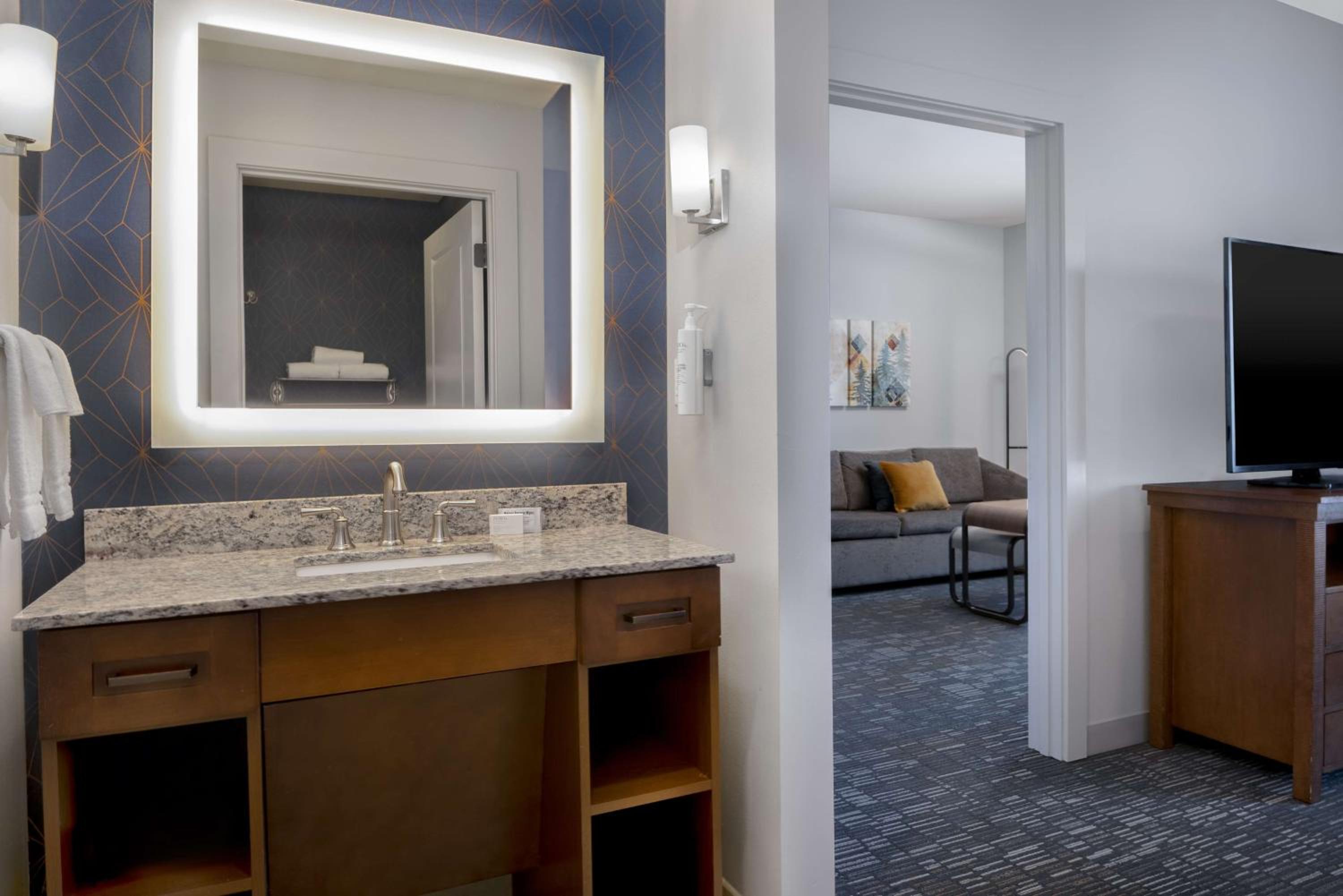One-Bedroom King Suite with Tub - Hearing Accessible/Non-Smoking photo 3