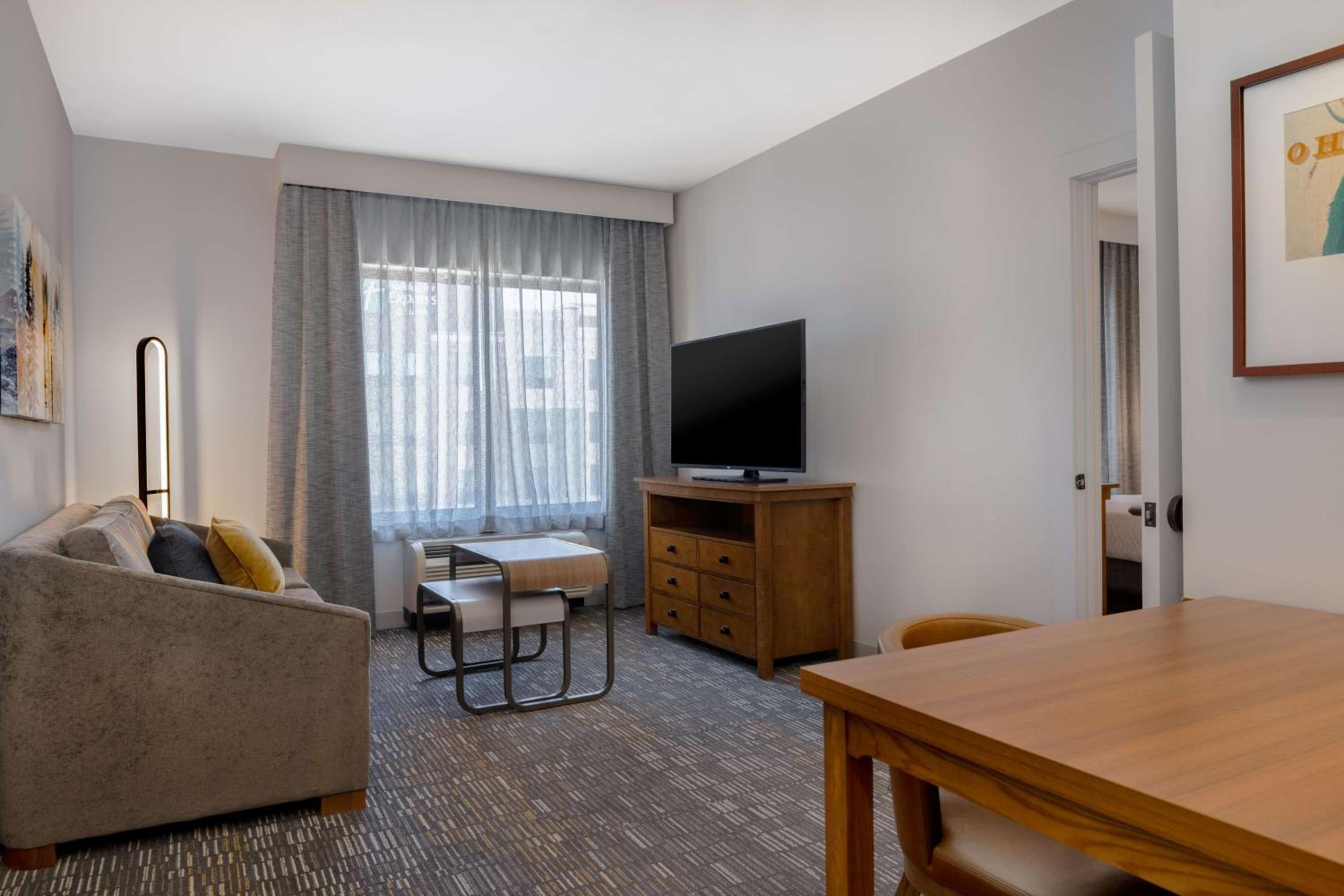 One-Bedroom King Suite with Tub - Hearing Accessible/Non-Smoking photo 2