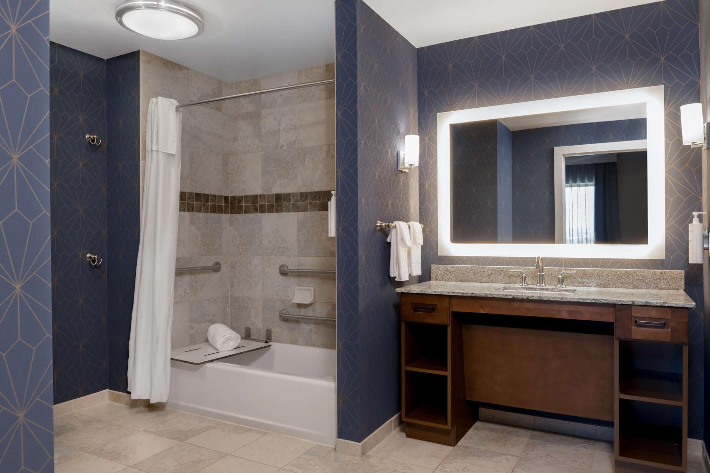 One-Bedroom King Suite with Bathtub - Accessible/Non-Smoking photo 2