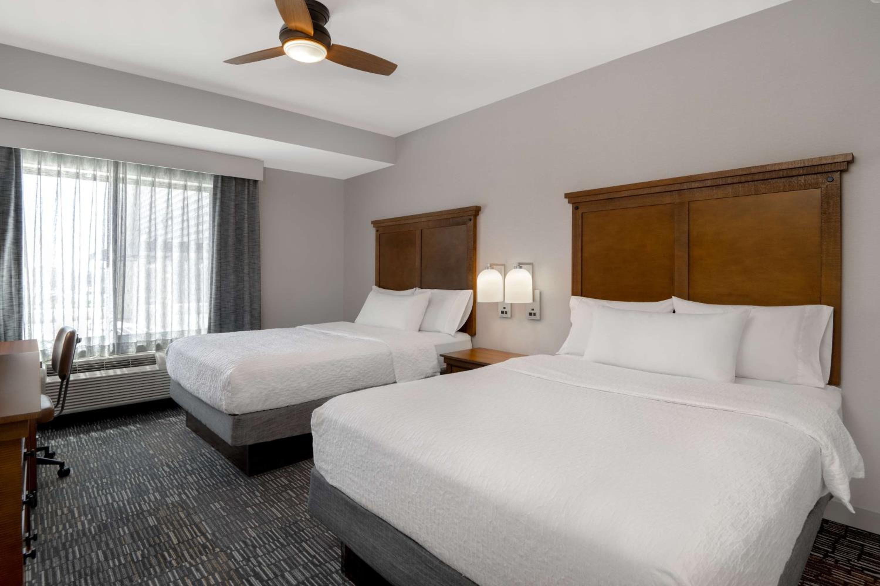 One-Bedroom Premium Suite with Two Queen Beds - Non-Smoking photo 3