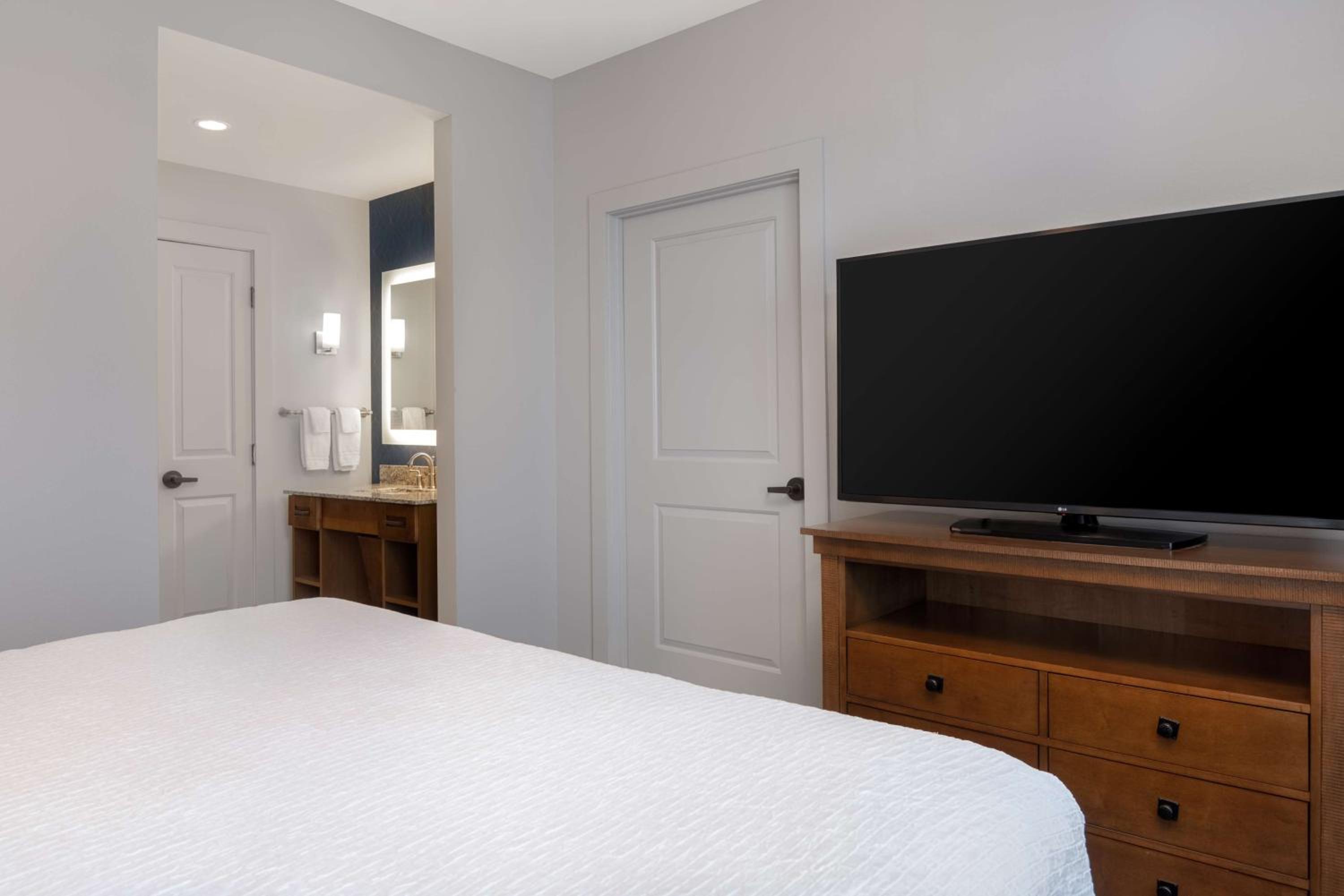Premium One-Bedroom King Suite - Non-Smoking