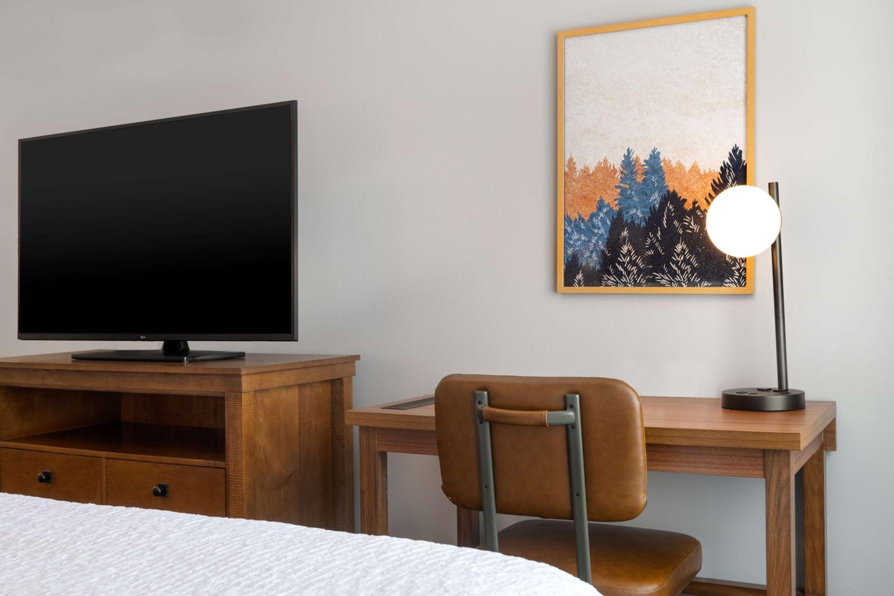 One-Bedroom Premium Suite with Two Queen Beds - Non-Smoking photo 2