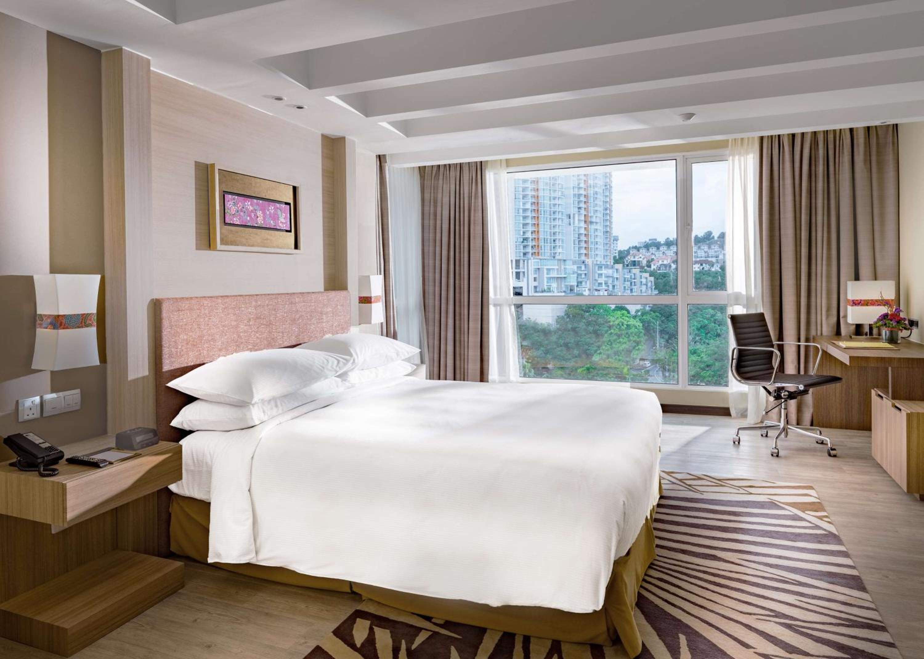 King Suite with Bath Tub and Balcony - Photo 2