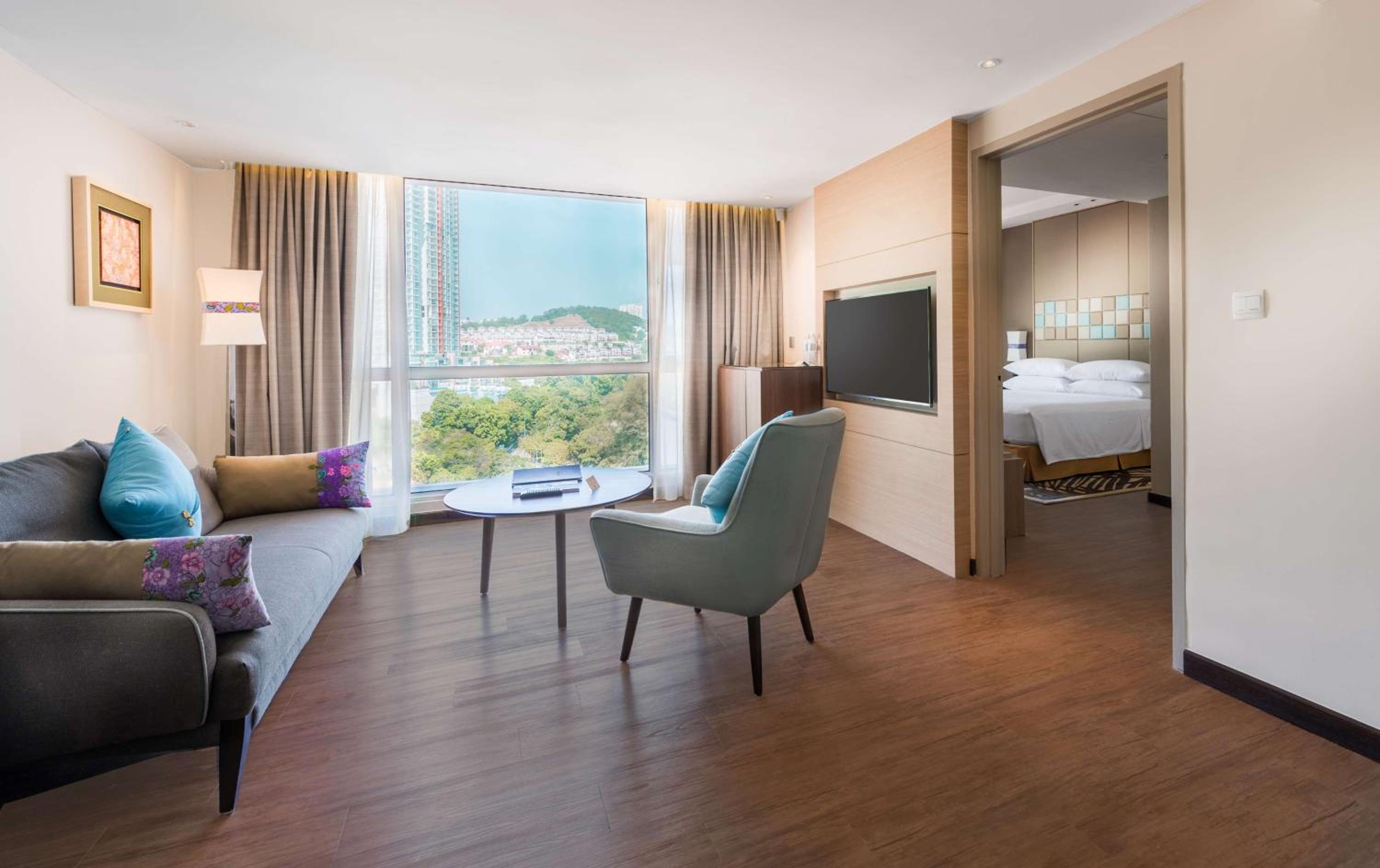King Suite with Bath Tub and Balcony - Photo 3