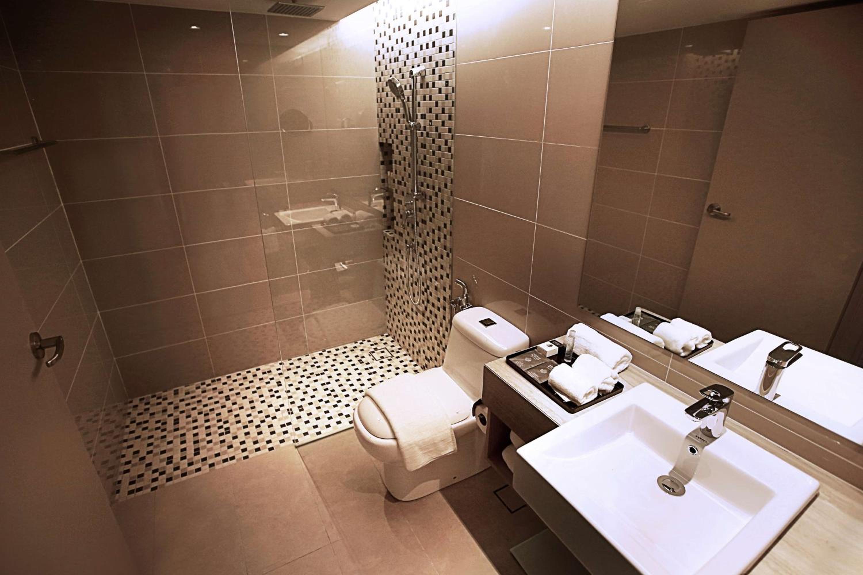 Deluxe King Room with Balcony - Photo 4